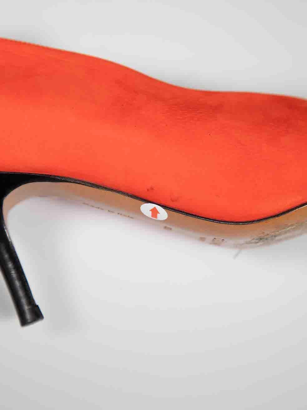 Escarpins à col V en daim orange Céline Taille IT 35.5 en vente 1