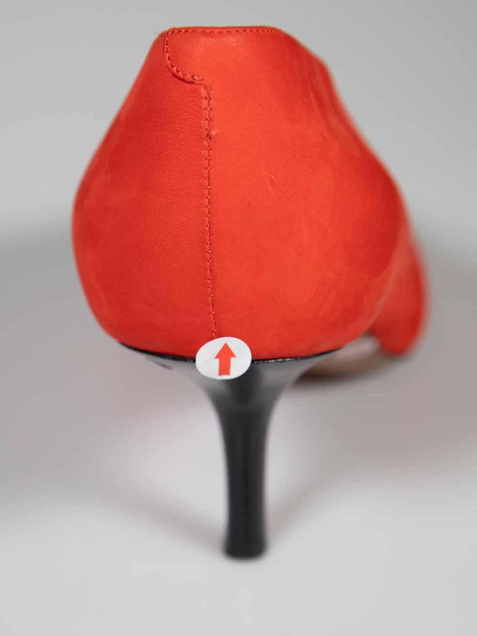 Céline Bombas de ante naranja con cuello en V Talla IT 35.5 en venta 2