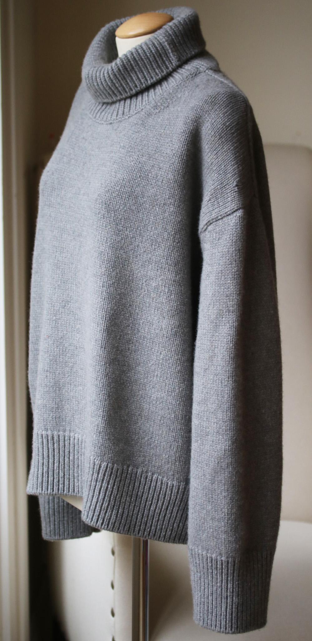 Knitted from a soft cashmere of Italian-sourced cashmere, this turtleneck sweater by Céline under Phoebe Philo is beautiful crafted.  Grey cashmere. Slip on. Ribbed cuffs and trim. 100% cashmere.

Size: Medium (UK 10, US 6, FR 38, IT 42)

Condition: