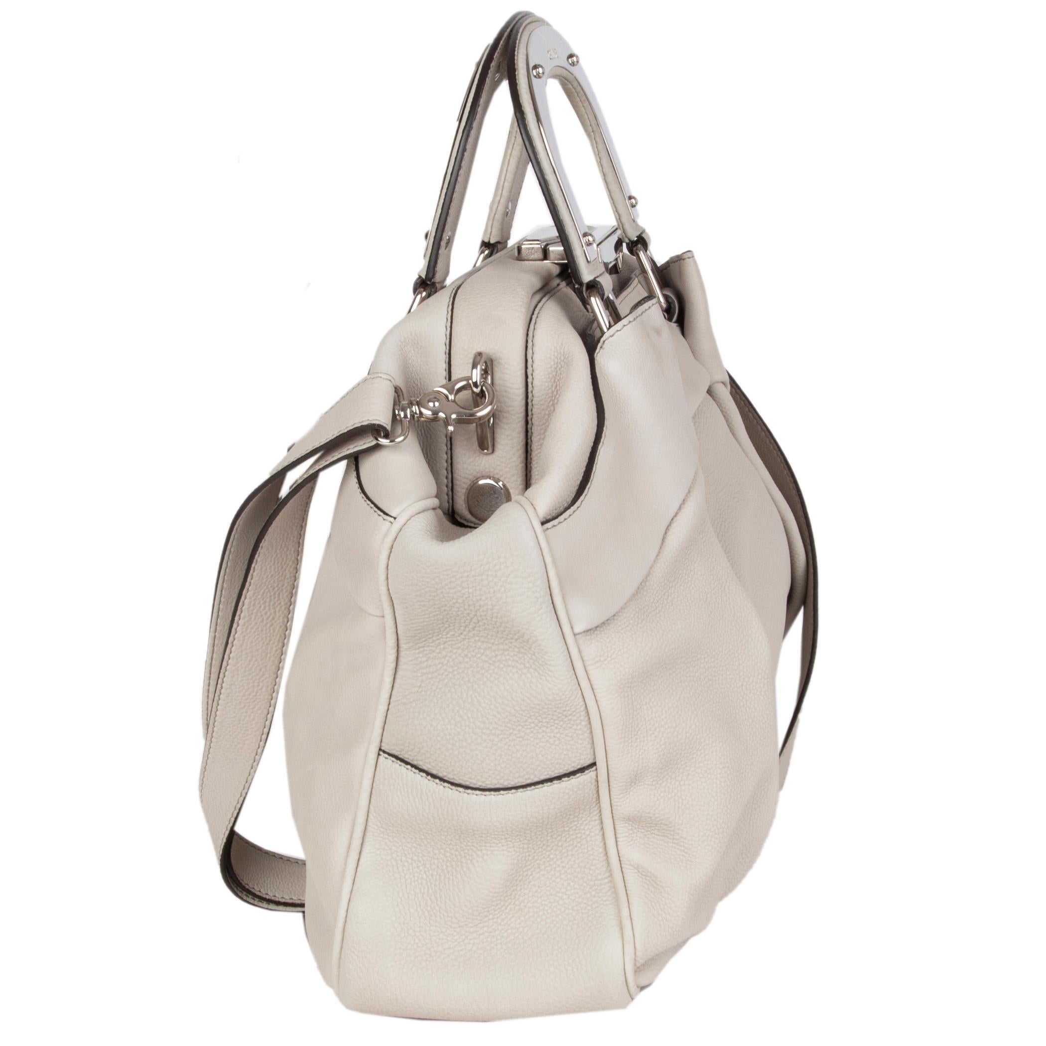 Celine docotors bag in pale grey grained soft leather. Adjustable and detachable shoulder strap. Magnetic-snap pocket on the outside front. Closes with a lock and frame. Lined in black canvas with two open pockets against the front and a zipper