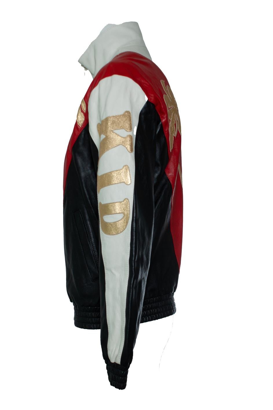 Celine, Tanzende Ziegenlederjacke mit Palmen. Der Artikel ist neu mit Etikett.

ZUSTAND: neu mit Etikett

GRÖSSE: IT48 - M

MASSNAHMEN: Länge 65 cm, Breite 56 cm, Taille 55 cm, Schulterbreite 51 cm, Ärmellänge 63 cm

MATERIAL: 100% Lammleder

CARE: