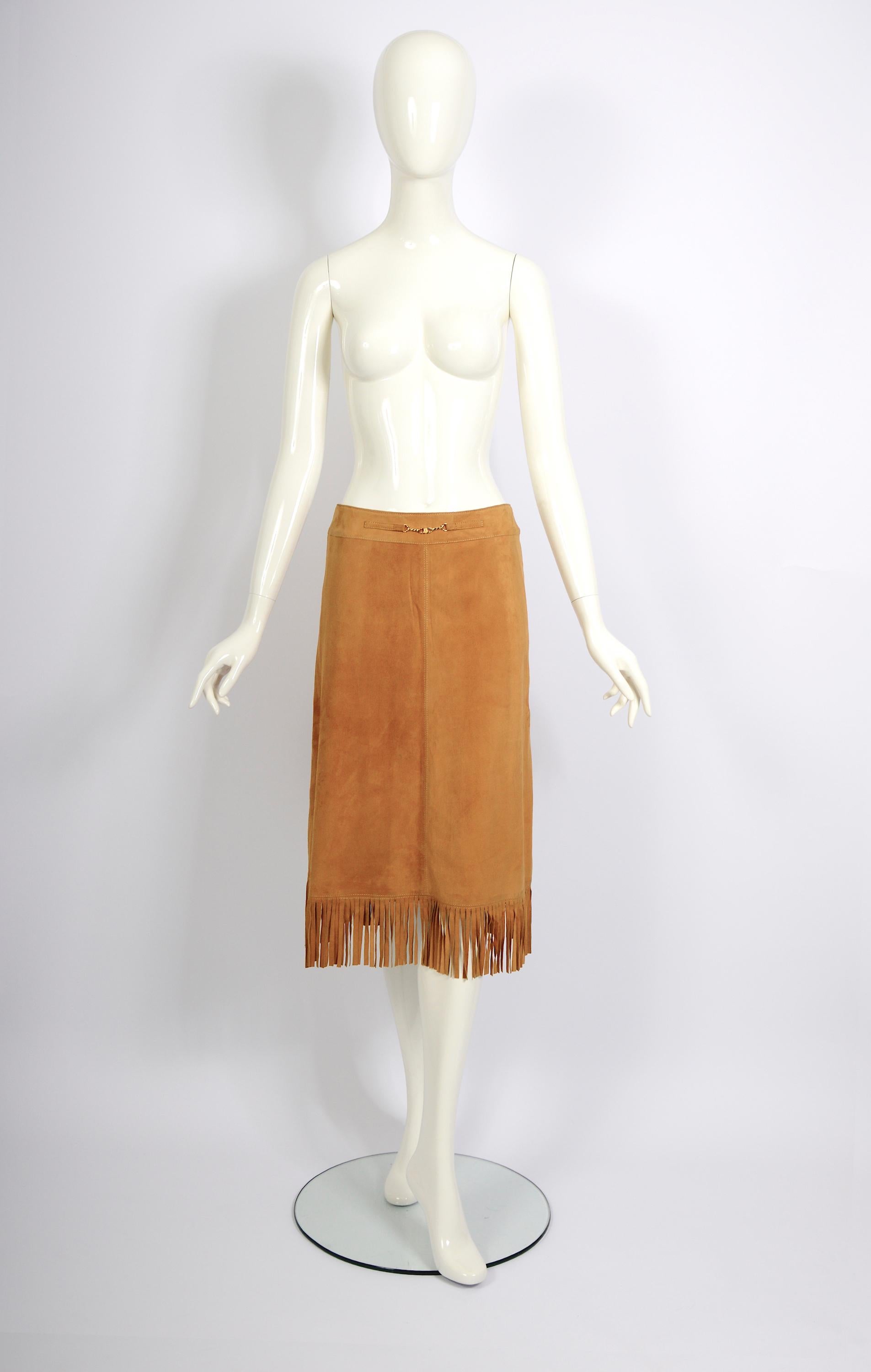 Céline Paris fringed suede skirt from the 1970s. It's an A-line low waist style, lined with the Celine signature printed on the viscose fabric.
While the tag indicates a size 40, it is worth noting that our mannequin is a size 36. The A-line