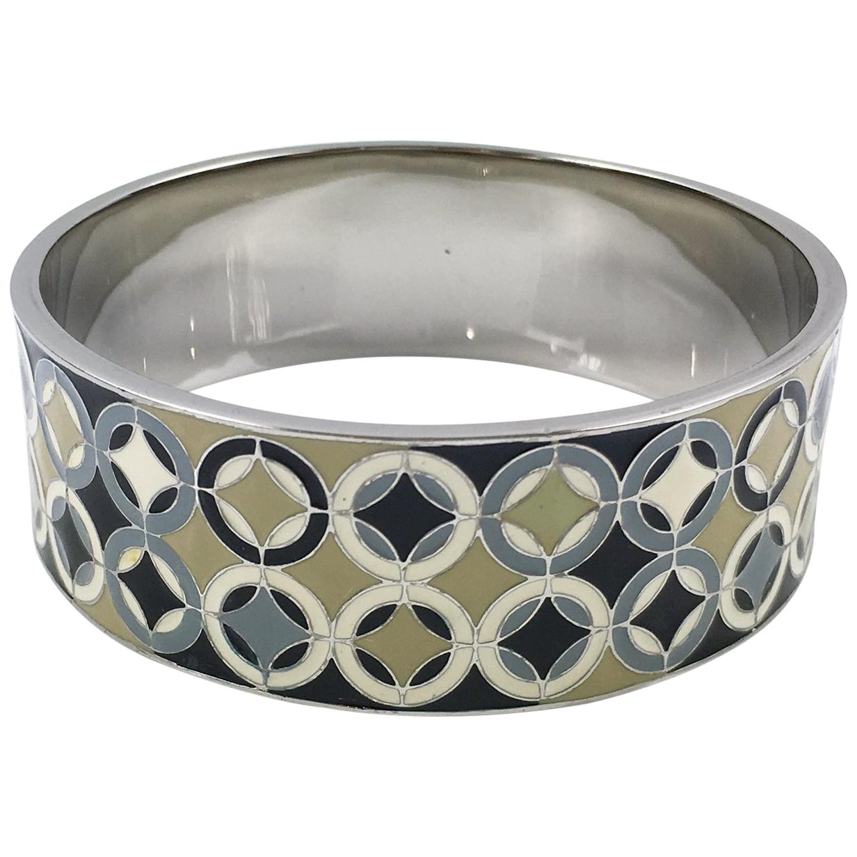 Questo splendido braccialetto bangle Celine Paris in argento presenta una forma a fascia affusolata e affettata con un design geometrico di ispirazione Art Deco e modernista smaltato nei colori nero, grigio, beige e avorio. Il pezzo è firmato