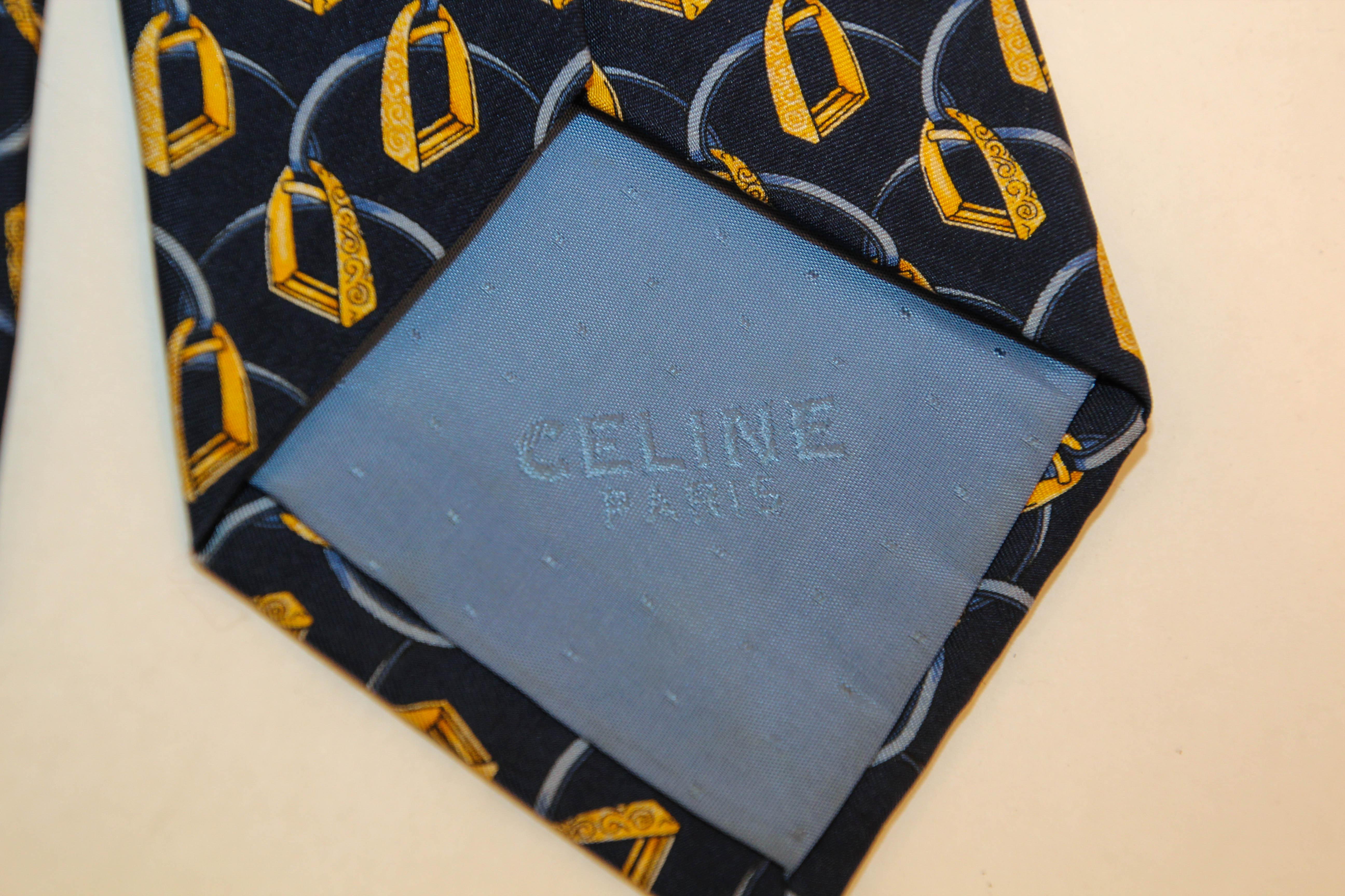 Celine Paris Cravate en soie imprimée équestre bleu marine et or en vente 6