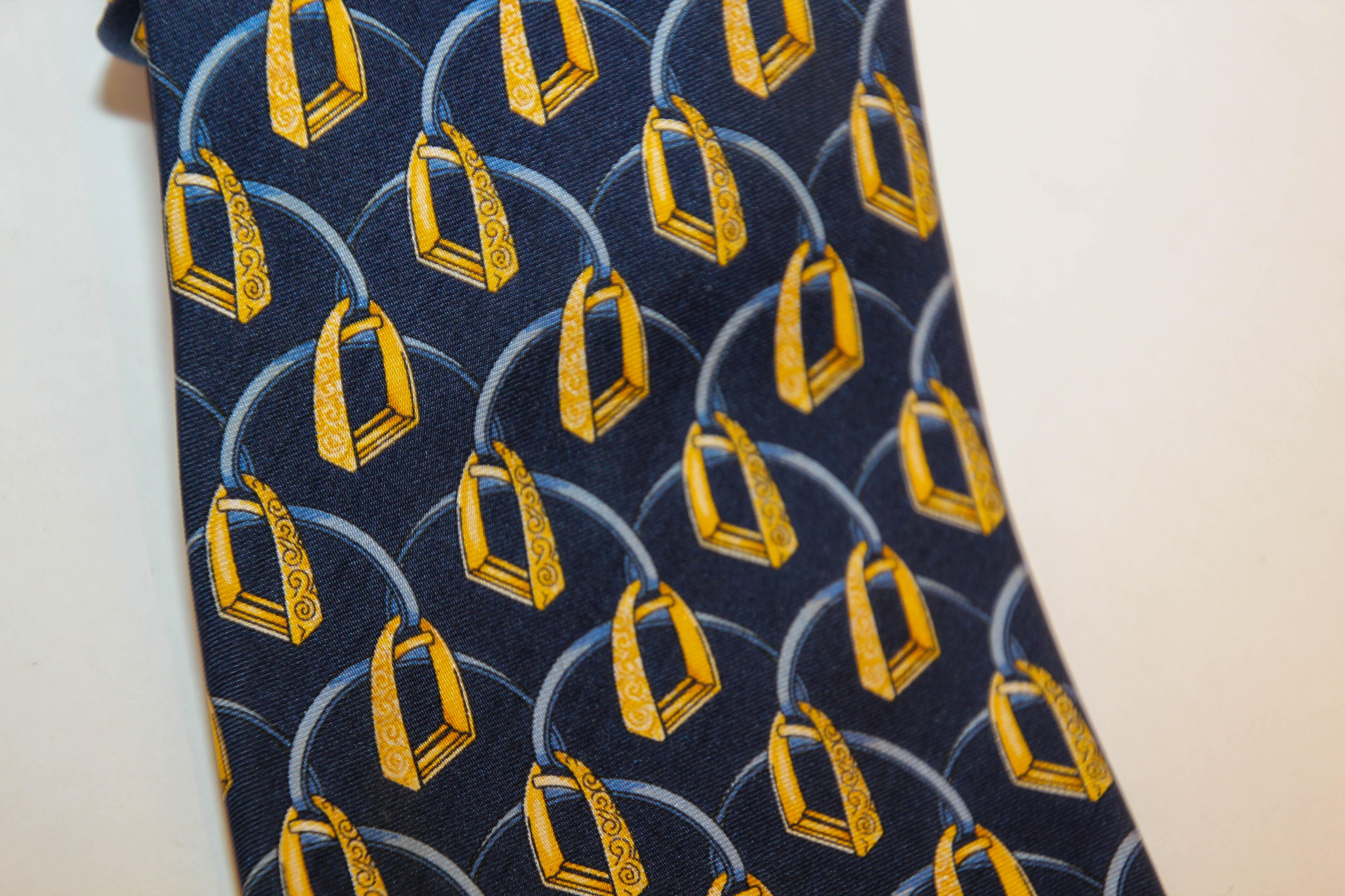 Celine Paris Cravate en soie imprimée équestre bleu marine et or en vente 1