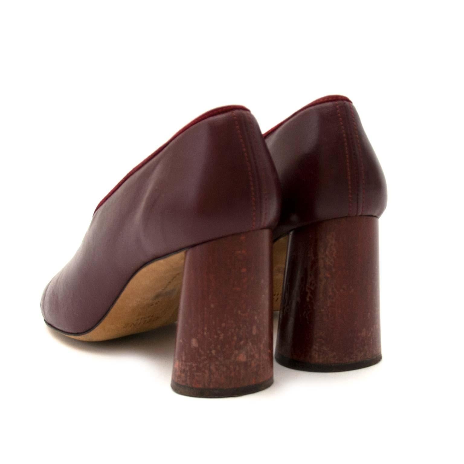 Good preloved condition

Céline Paris V Neck Barrel Heel Leather Pump - Size 37

These classy Céline pumps with a V Neck design are the perfect addition to your shoe closet.

They are made of beautiful bordeaux leather with suede bordeaux lining. 