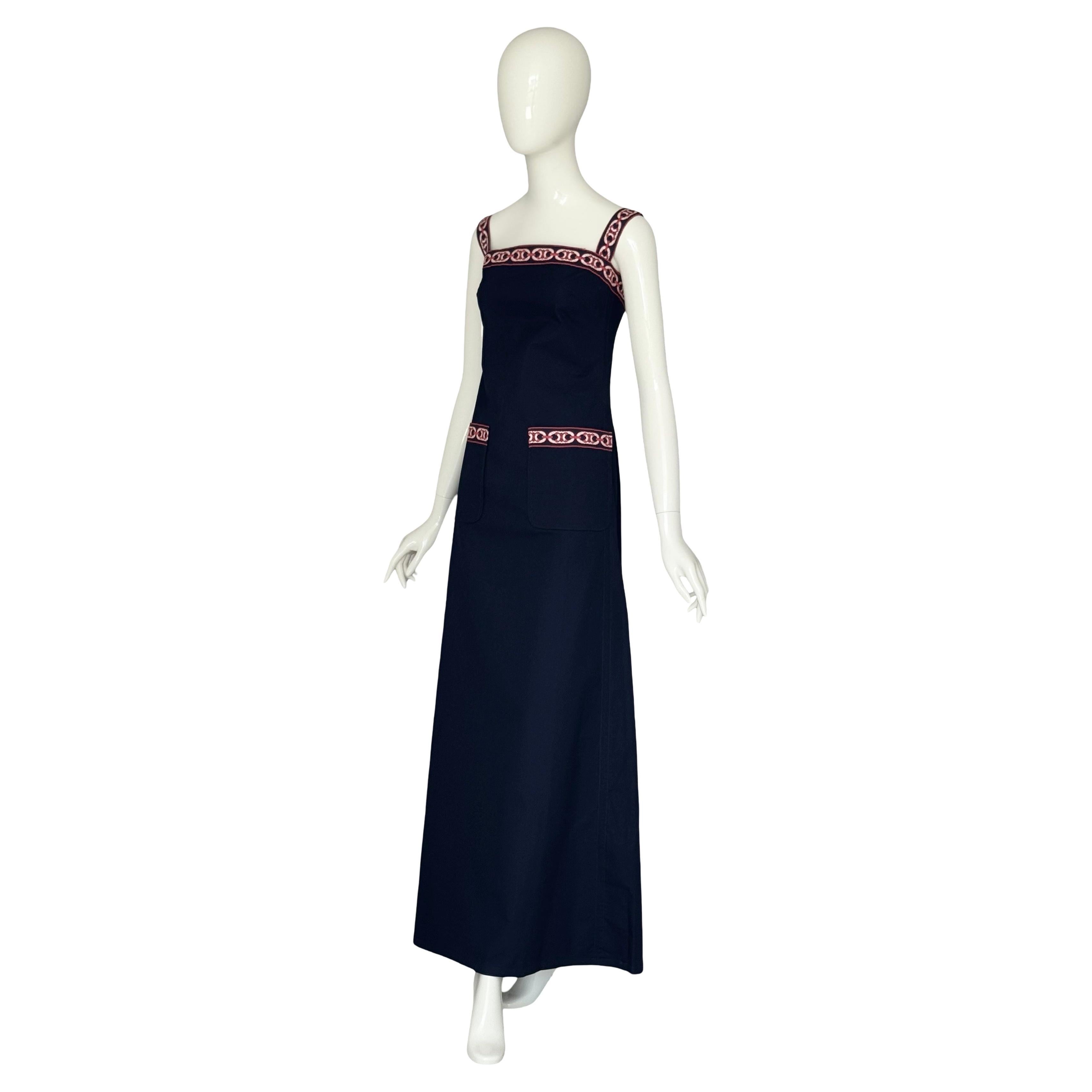 Auténtico Vestido Maxi de Línea A Vintage Celine Paris by Celine Vipiana Circa 1973, ribeteado con Logotipo Rojo y Blanco, Algodón Azul, Pieza Rara de Coleccionista.

Este maxivestido de línea A, de hacia 1973, pertenece a las primeras colecciones