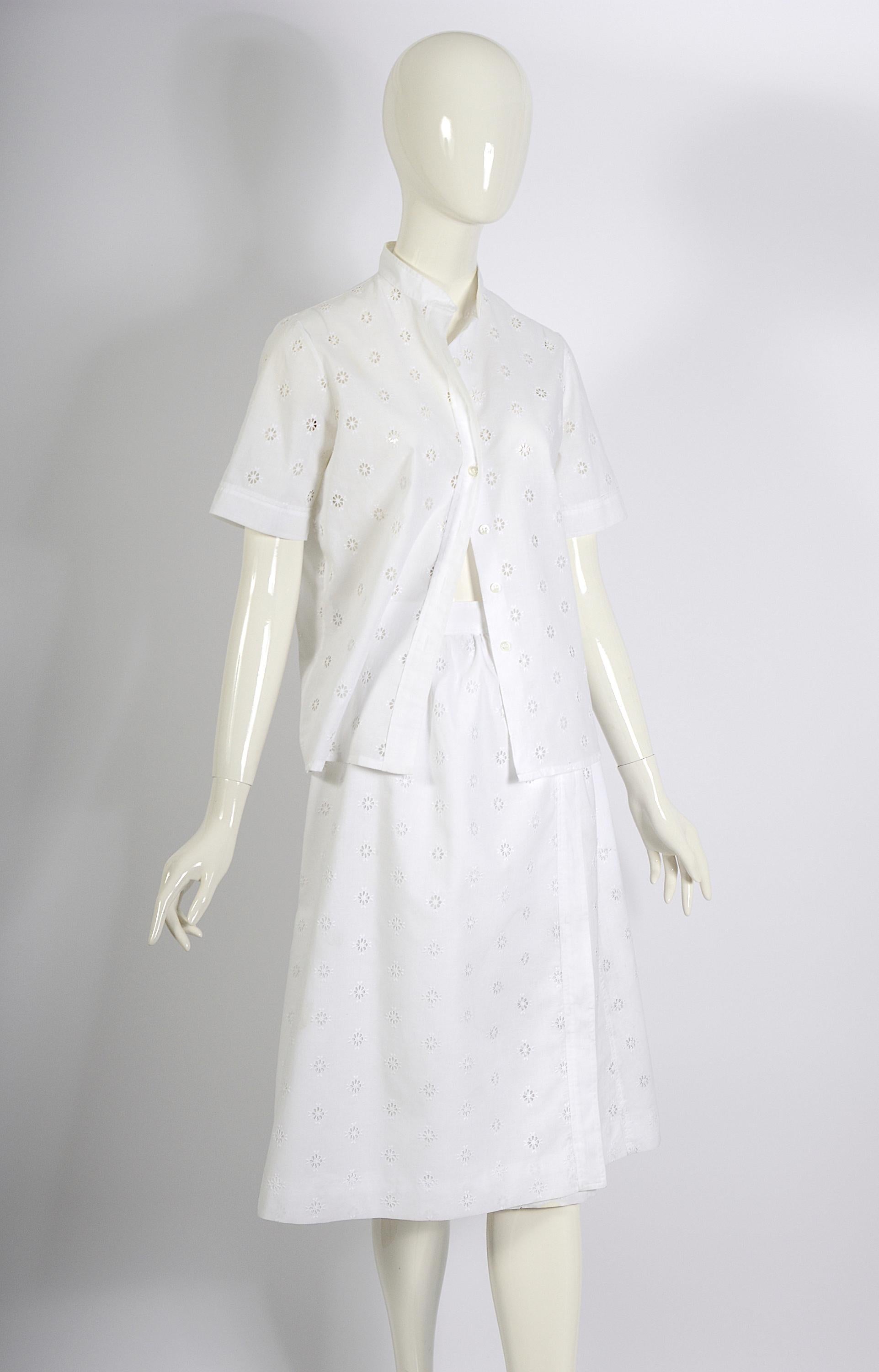Celine Paris Vintage 80er Jahre Weißer bestickter Baumwoll-Wickelrock & Bluse mit Blumenstickerei (Grau) im Angebot