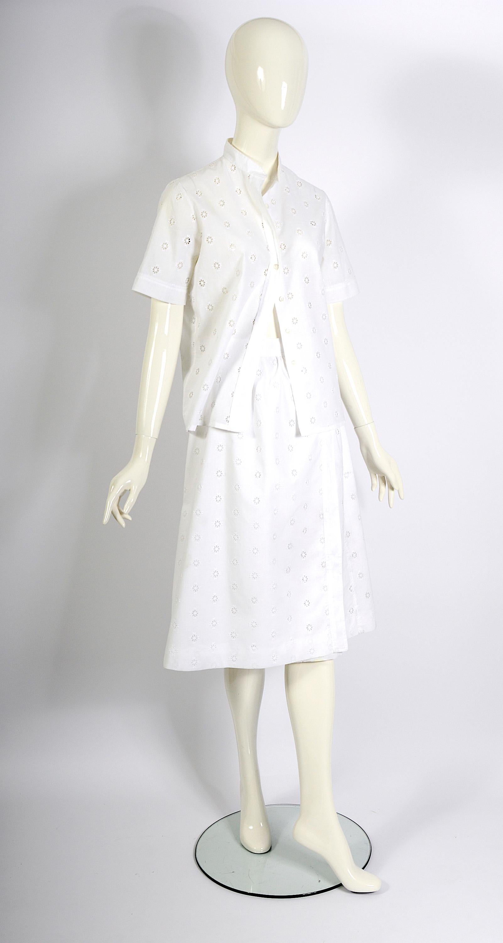 Celine Paris Vintage 80er Jahre Weißer bestickter Baumwoll-Wickelrock & Bluse mit Blumenstickerei im Zustand „Hervorragend“ im Angebot in Antwerpen, Vlaams Gewest
