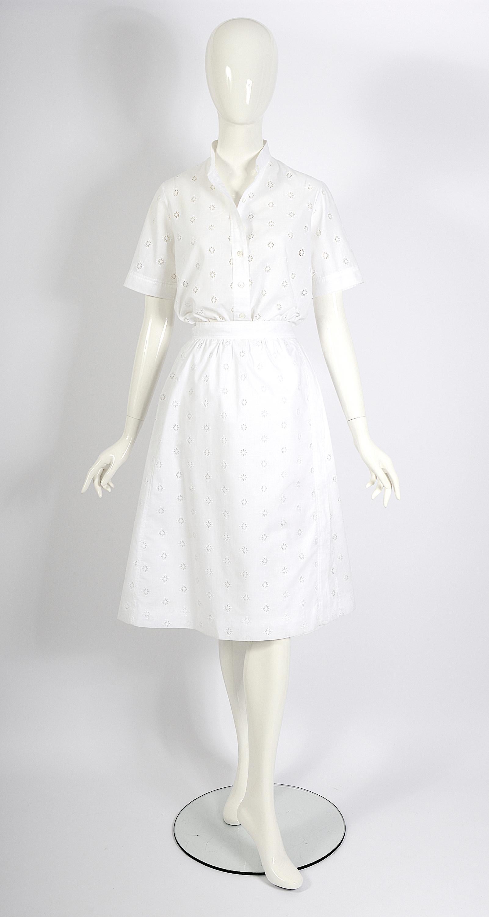 Celine Paris Vintage 80er Jahre Weißer bestickter Baumwoll-Wickelrock & Bluse mit Blumenstickerei im Angebot 1