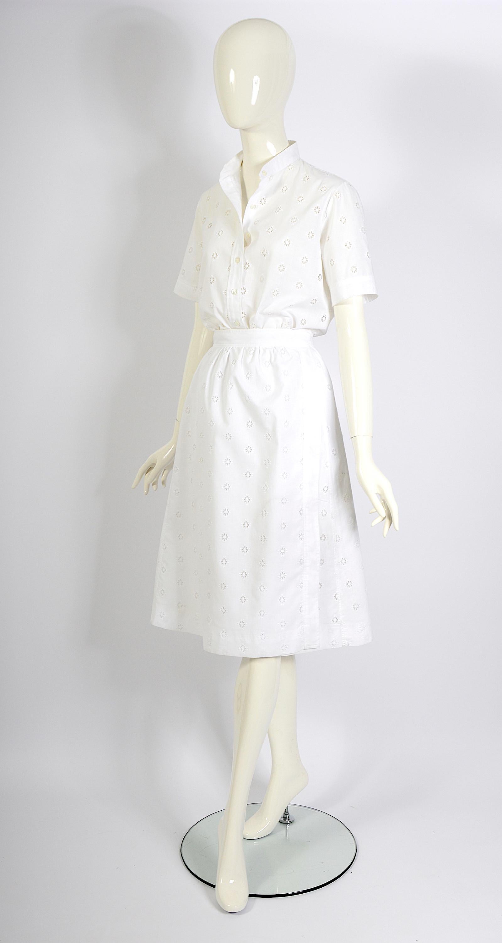 Celine Paris Vintage 80er Jahre Weißer bestickter Baumwoll-Wickelrock & Bluse mit Blumenstickerei im Angebot 4