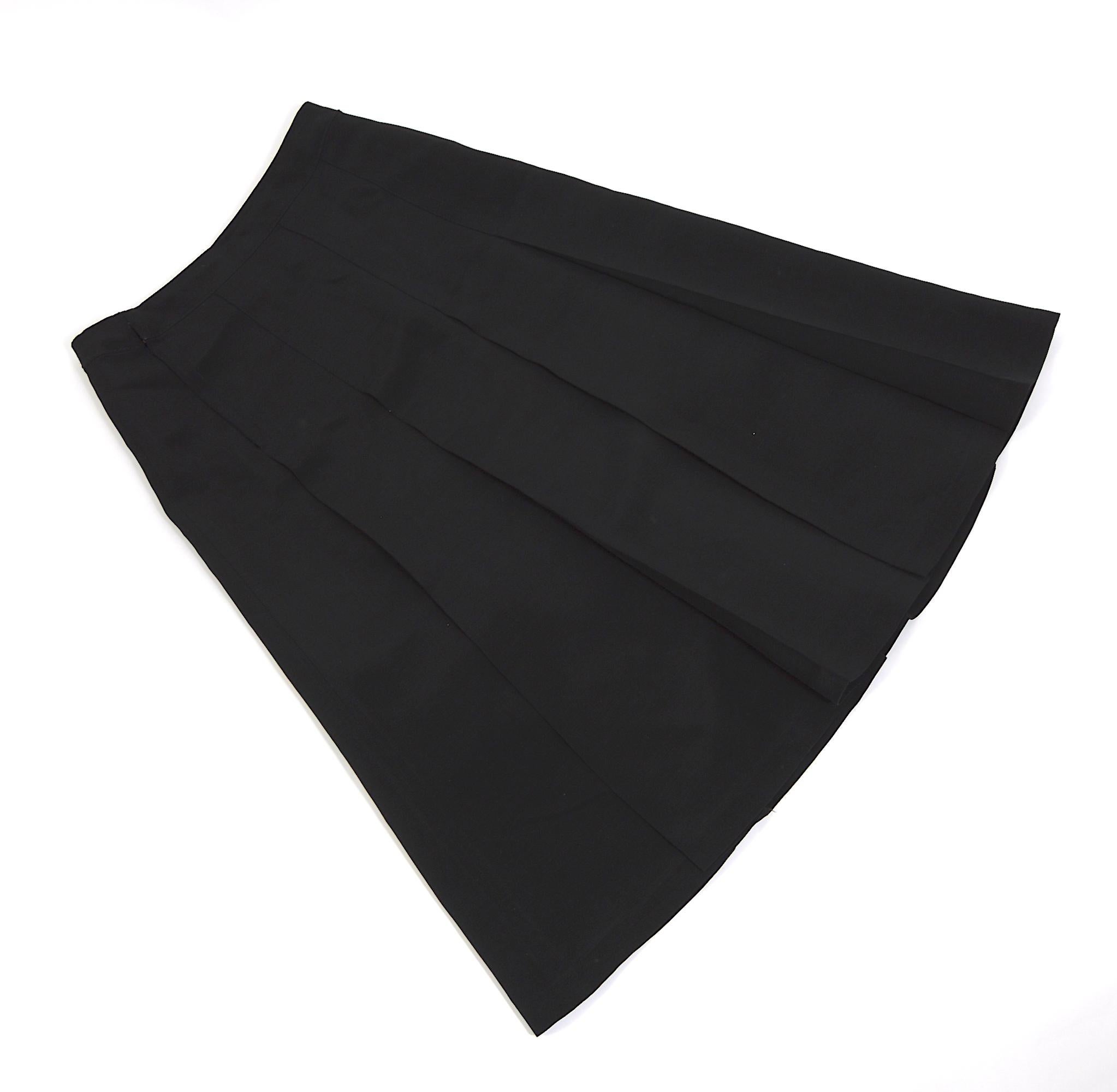 Céline Paris vintage 1980s black pleated skirt.  In Excellent Condition For Sale In Antwerp, BE