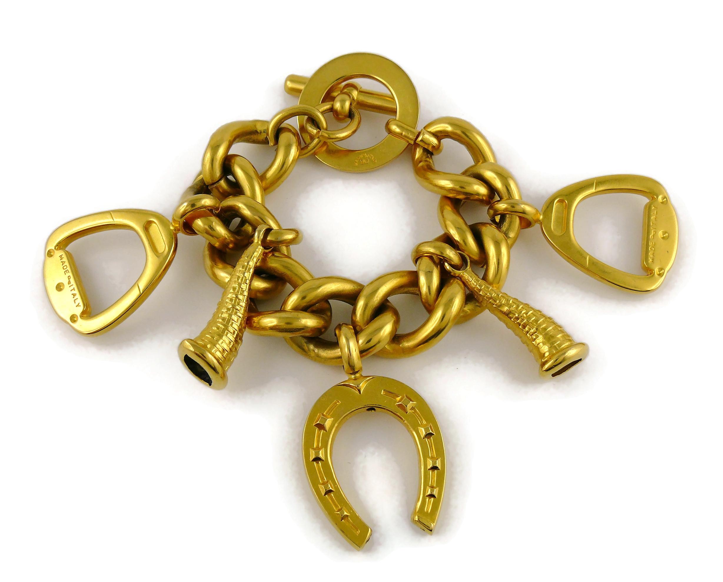 Celine Paris Bracelet à breloques équestres vintage en or épais de couleur or en vente 3