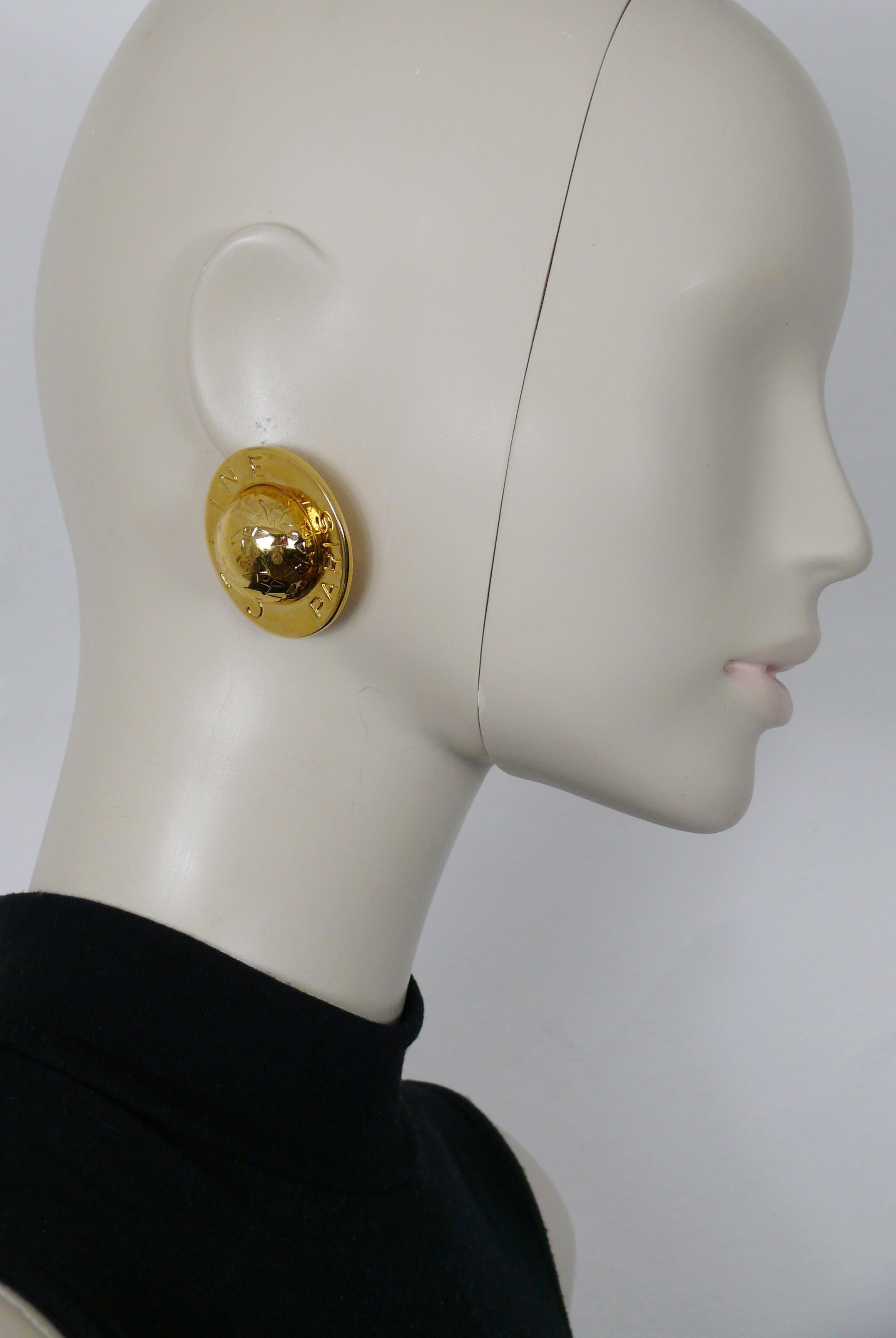 CELINE Paris vintage massive gold toned clip-on earrings featuring an iconic celestial design and embossed CELINE PARIS.

Embossed CELINE LF MADE IN ITALY.

Indicative measurements : diameter approx. 4.1 cm (1.61 inches).

Weight per earring :