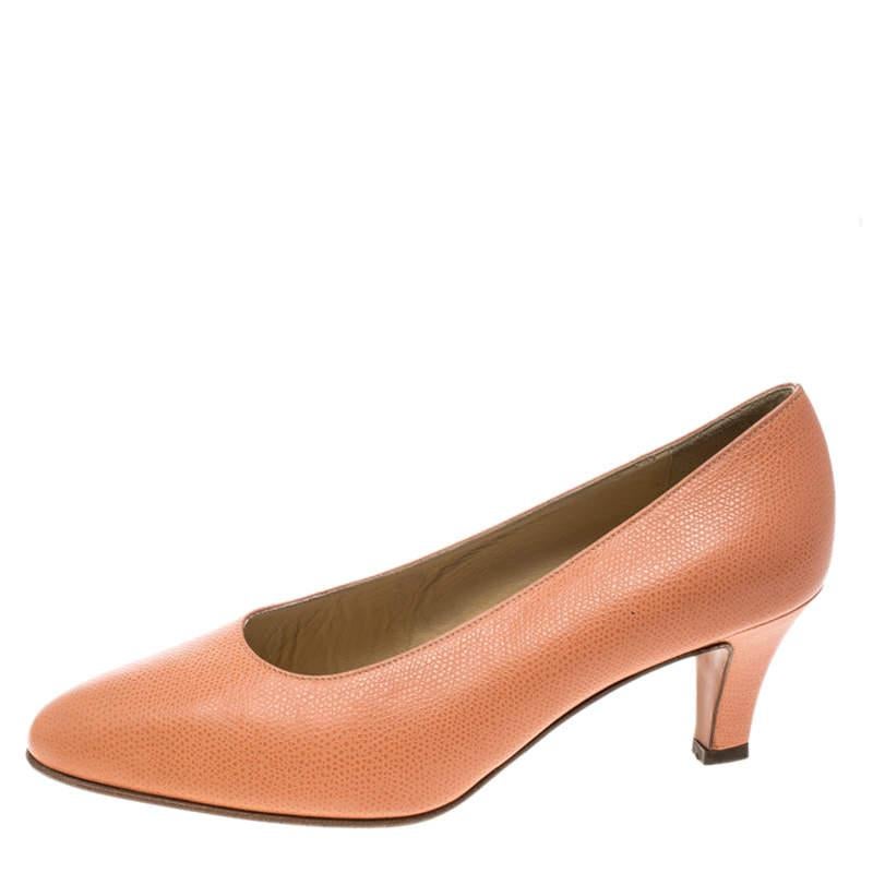 Cette paire d'escarpins signée Celine est parfaite pour un look formel ou de travail. Elles sont confectionnées en cuir rose et conçues avec des orteils en amande et des talons de 6 cm. Ajoutez du style à votre garde-robe en enfilant cette paire