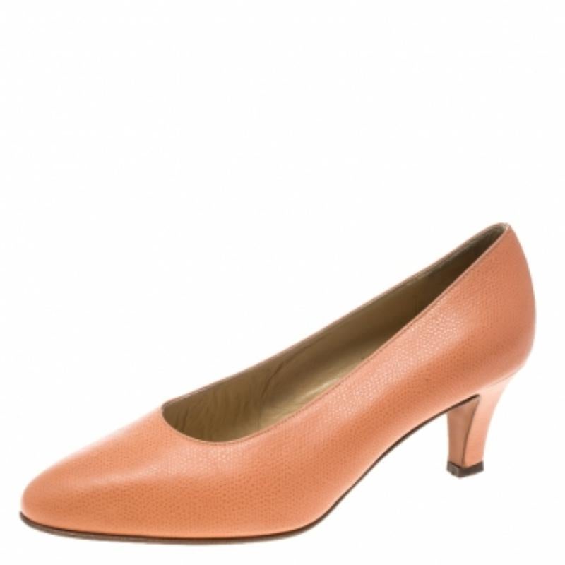 Cette paire d'escarpins signée Celine est parfaite pour un look formel ou de travail. Elles sont confectionnées en cuir rose et conçues avec des orteils en amande et des talons de 6 cm. Ajoutez du style à votre garde-robe en enfilant cette paire