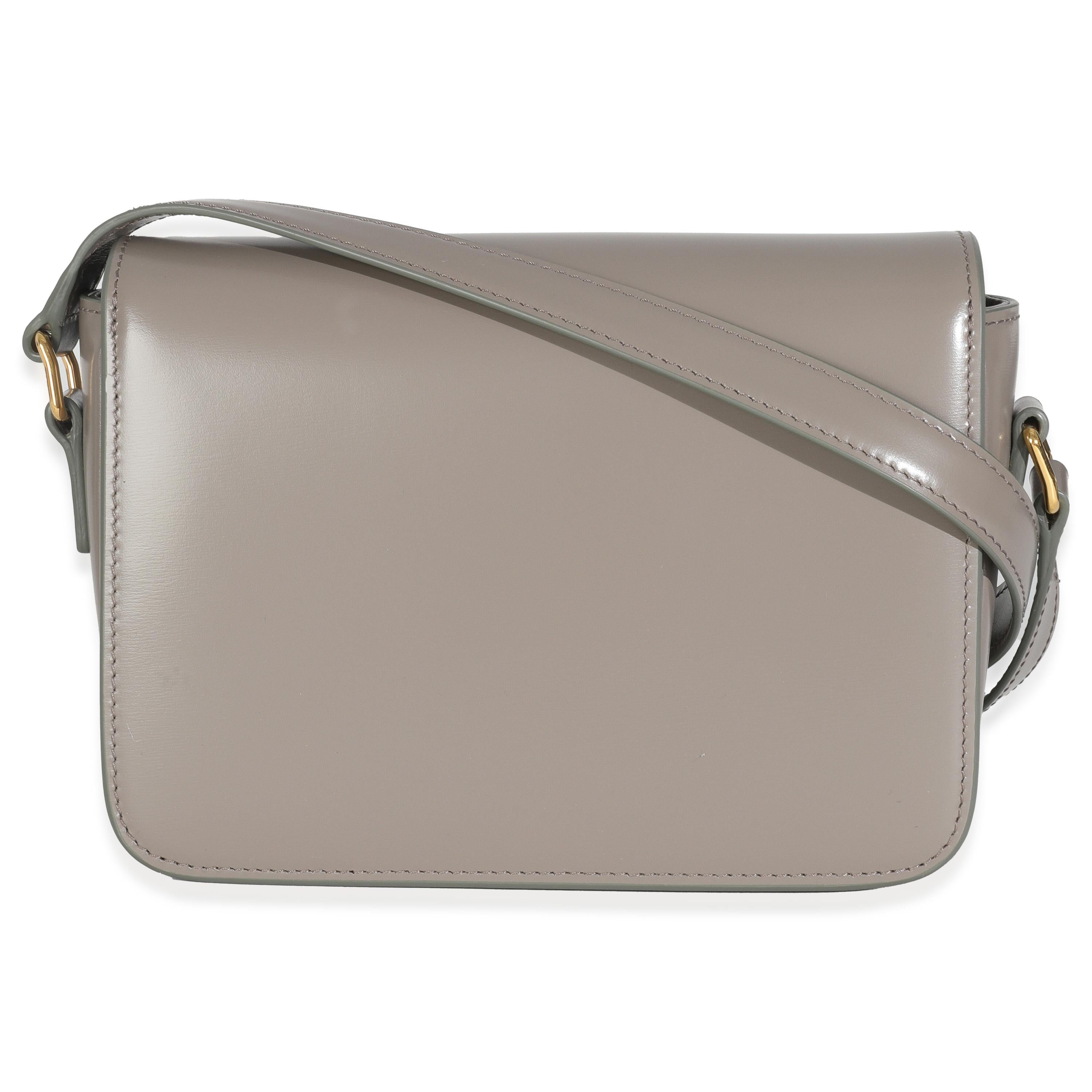 Titre de la liste : Celine Pebble Shiny Calfskin Teen Triomphe Bag
SKU : 147211
MSRP : 4050.00 USD
Condit : Usagé 
État du sac à main : Etat impeccable
Commentaires sur l'état : L'article ne présente aucun signe d'usure.  Vente finale.
Marque :