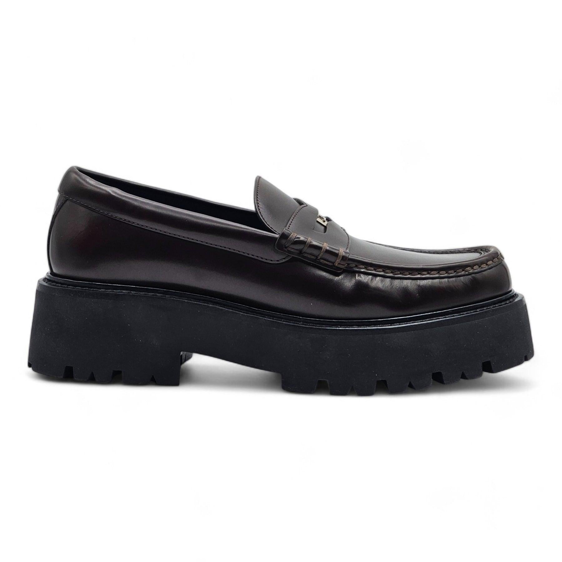 Celine Penny Chunky Loafers in pelle marrone misura 41.

Punta rotonda.

Informazioni aggiuntive:
Materiale: 100% pelle di toro lucidata
Colore: marrone
Paese: Italia
Condizioni: Nuovo con scatola.