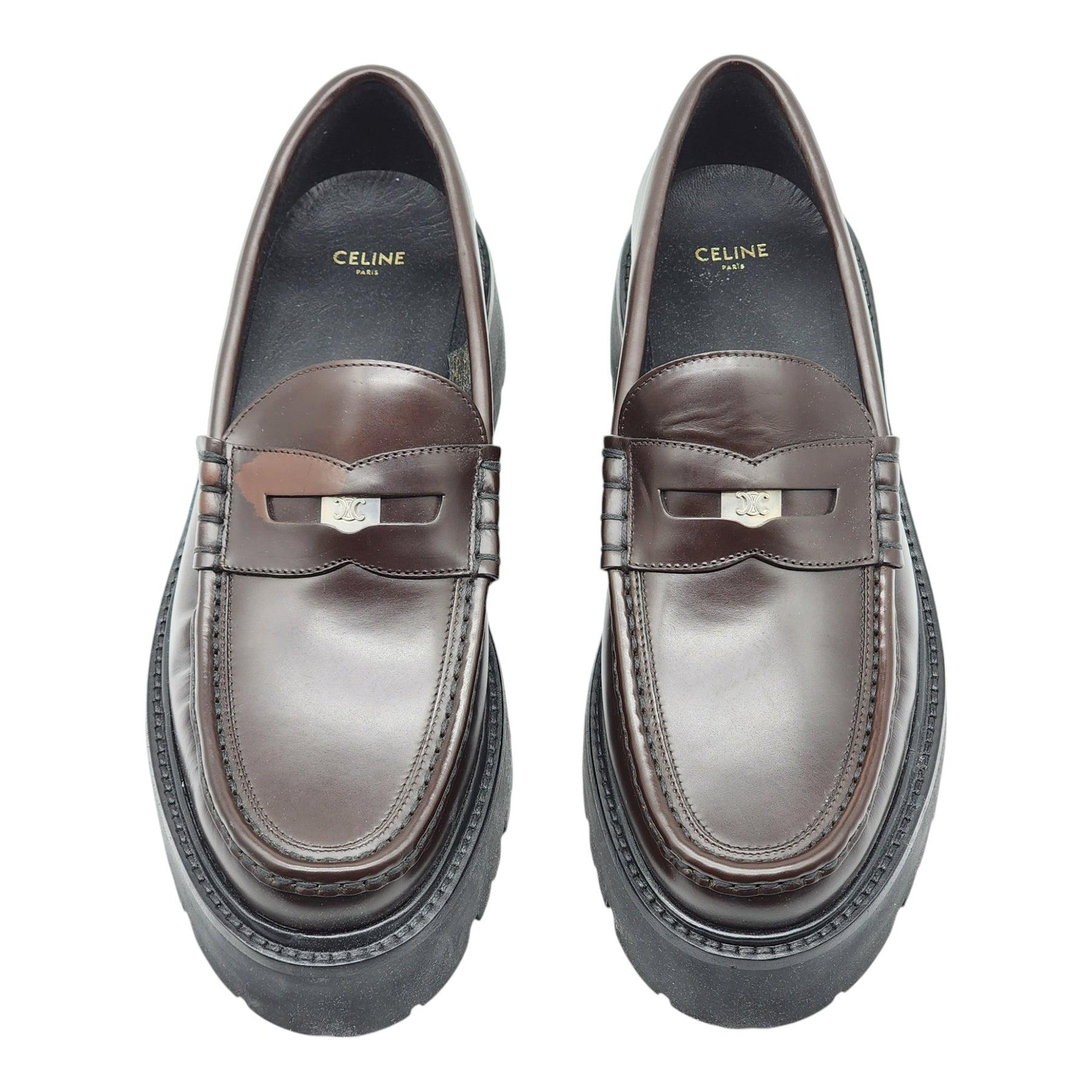 Mocasines Celine Penny Chunky Piel en Marrón Talla 43

Forma de punta redonda.  

Más información:
Material: 100% piel de toro pulida
Color: Marrón
Talla: 10 US
País: Italia
Estado: Nuevo sin caja, Pequeña imperfección.