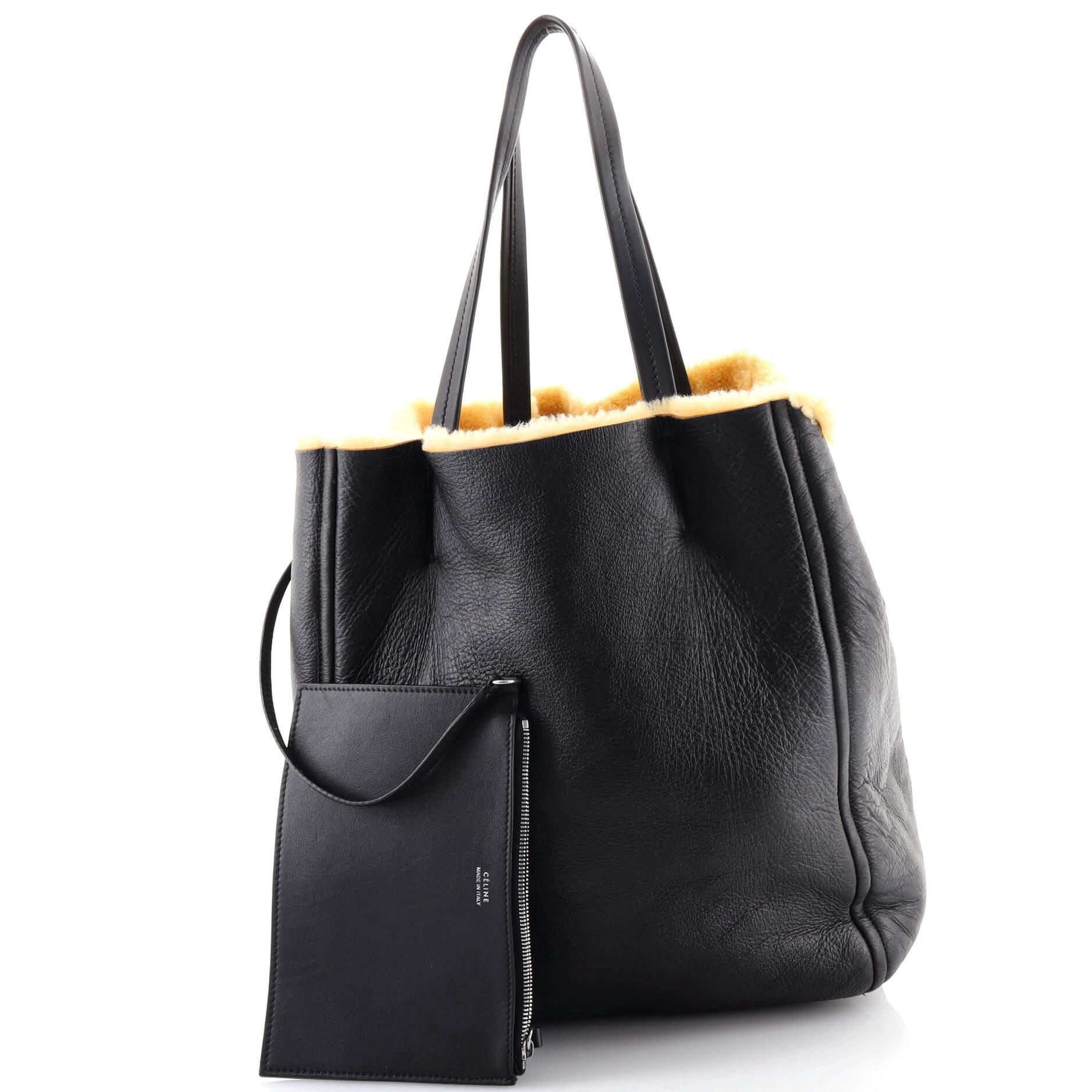 Condition: Very good. Moderate wear on exterior and in interior, wear on handles, marks and scuffs on pochette, scratches on hardware.
Accessories: Pochette
Measurements: Handle Drop 9