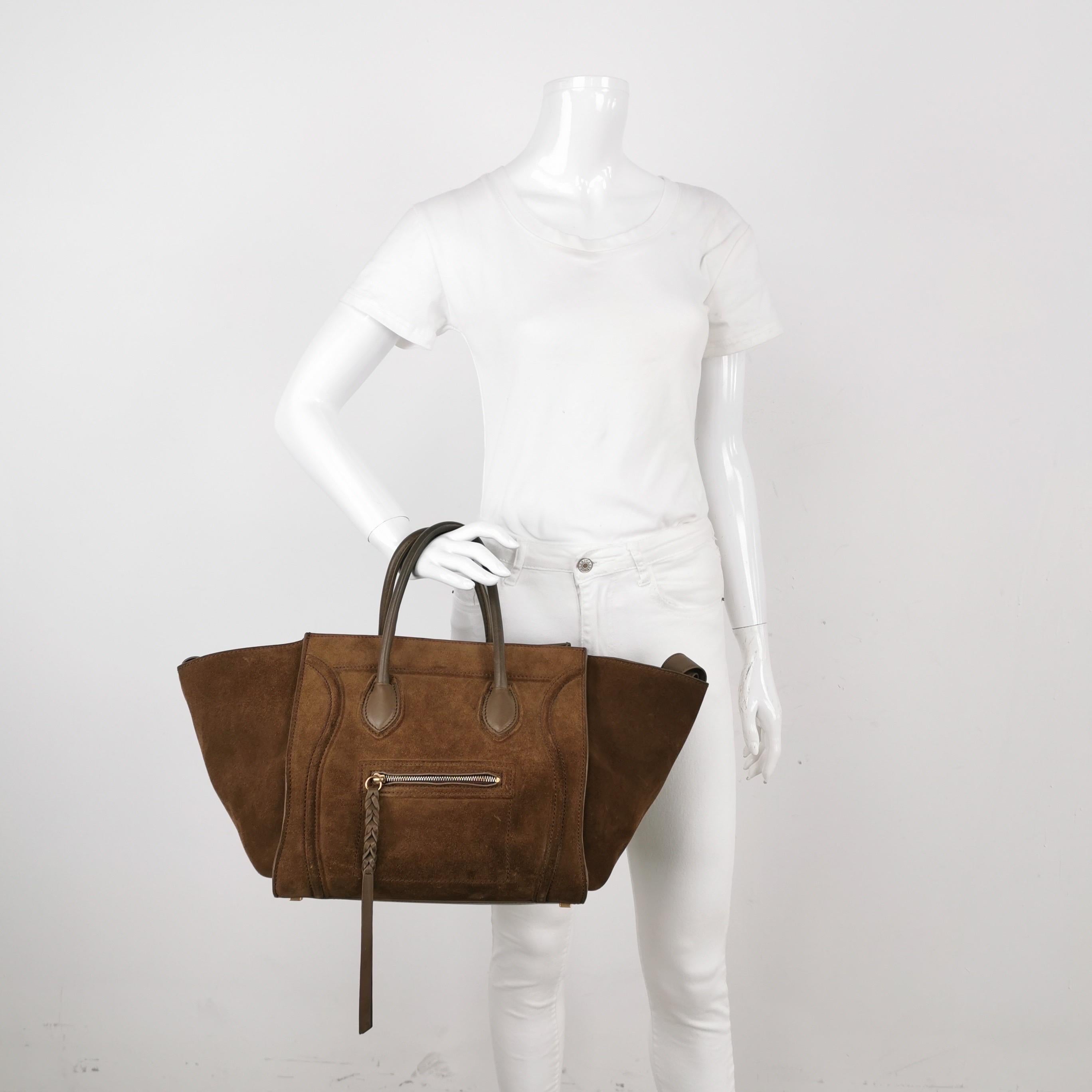 Celine Phantom Mini Dunkelbraunes Wildleder 30cm
Dies sind professionelle Fotos der tatsächlich von Luxbags angebotenen Tasche.
ZUSTAND: SEHR GUT
Leichte Falten auf dem Leder, leichte Gebrauchsspuren an den Ecken und am Reißverschluss. Flecken auf