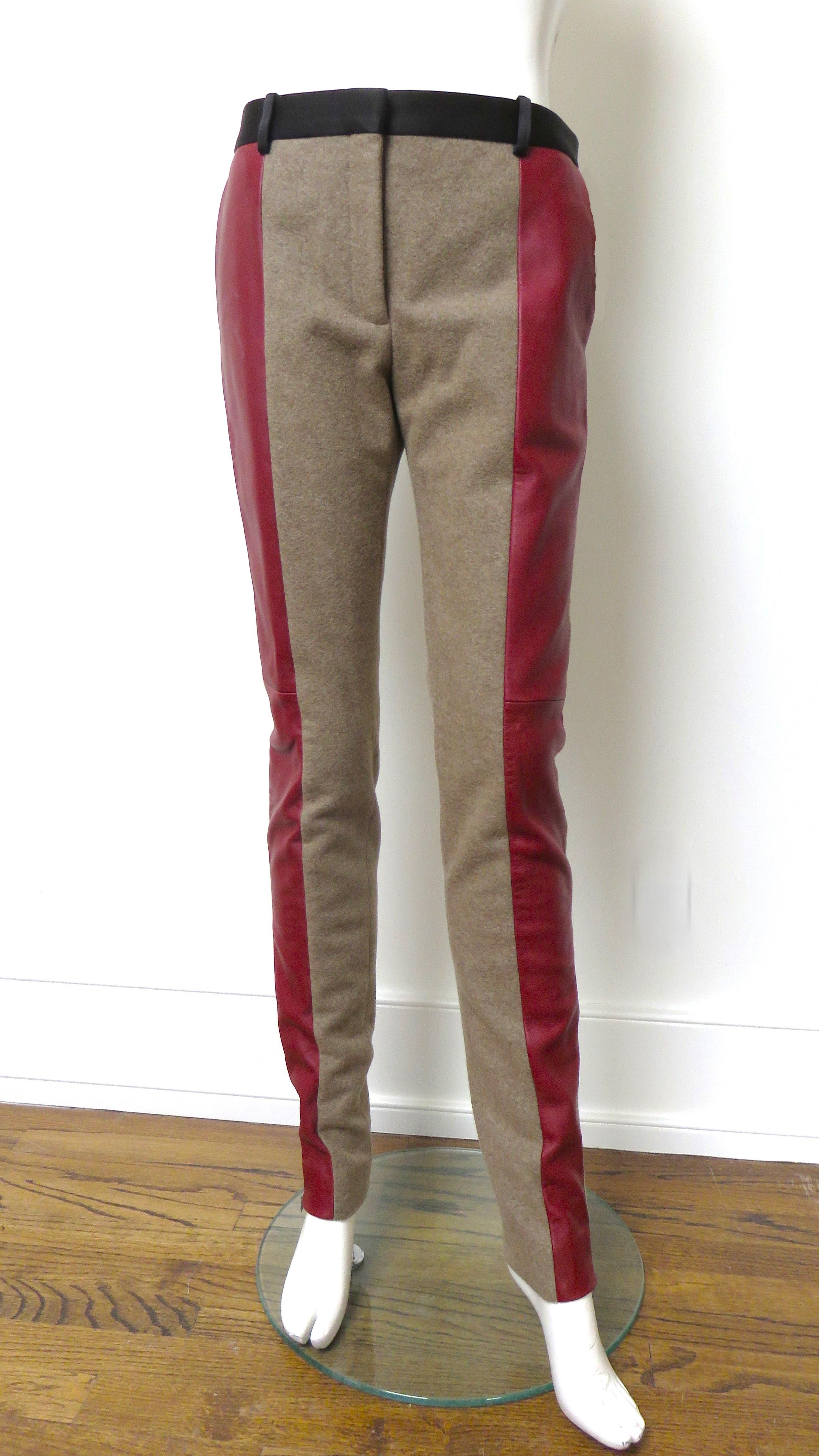Favolosi pantaloni in pelle e lana in beige, ruggine e nero di Phoebe Philo per Celine. Sono a vita media, hanno gambe strette beige con pannelli in pelle color ruggine lungo i lati e cerniere in fondo alla caviglia, una cintura in seta nera da 1,5