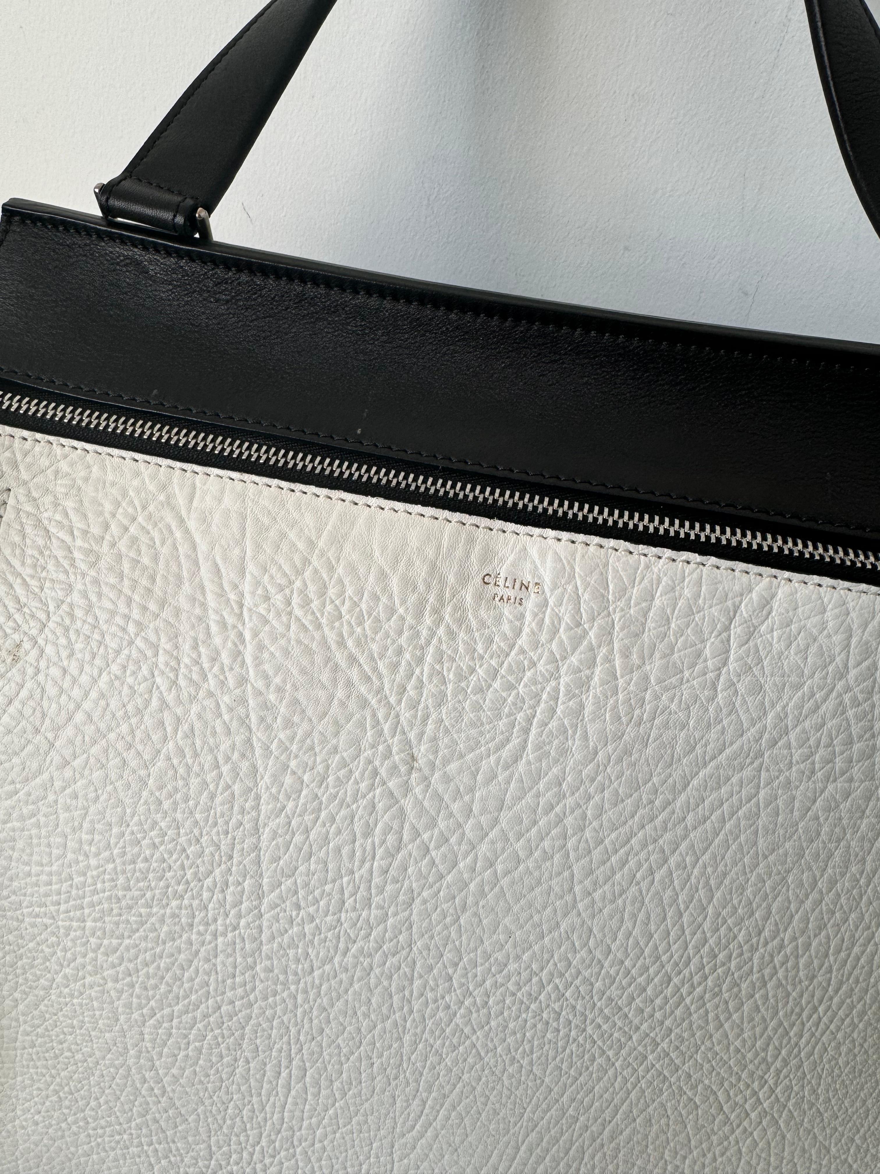 Die gebrauchte Celine Black/White 2 Tone Medium Edge Bag, entworfen von Phoebe Philo, steht für eine raffinierte Mischung aus Modernität und zeitloser Eleganz. Hier finden Sie einen Überblick über diese kultige Tasche:

Design und Stil:
Die Medium