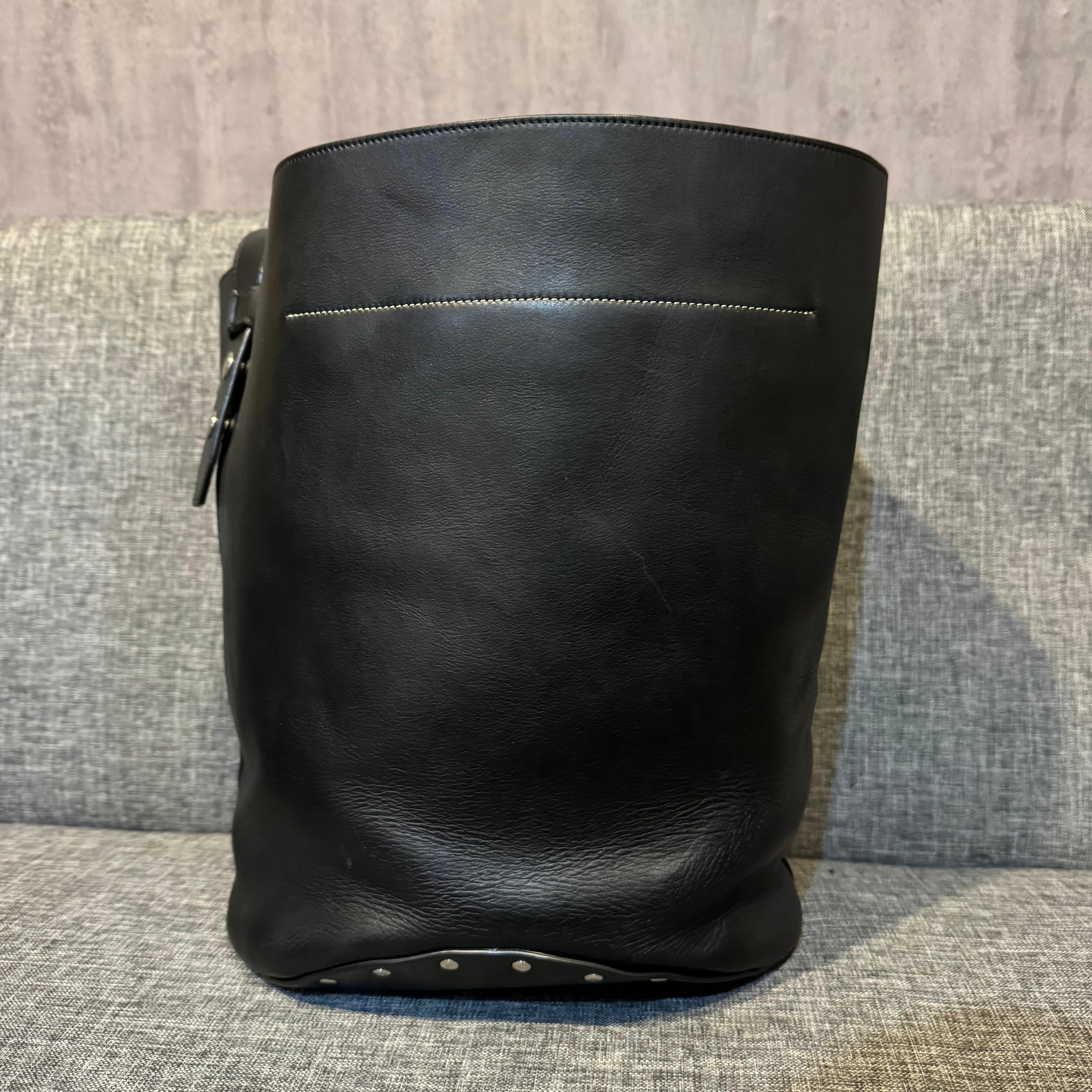 Celine - Phoebe Philo - Sac à dos en cuir noir pour motards en vente 5