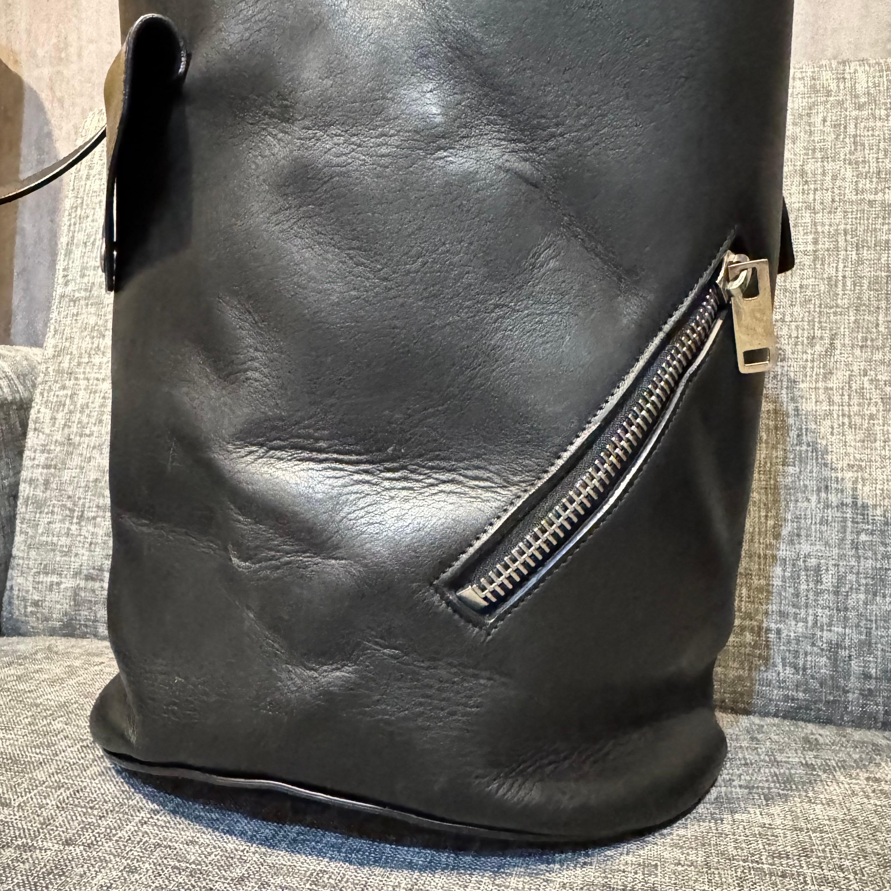 Celine - Phoebe Philo - Sac à dos en cuir noir pour motards en vente 7