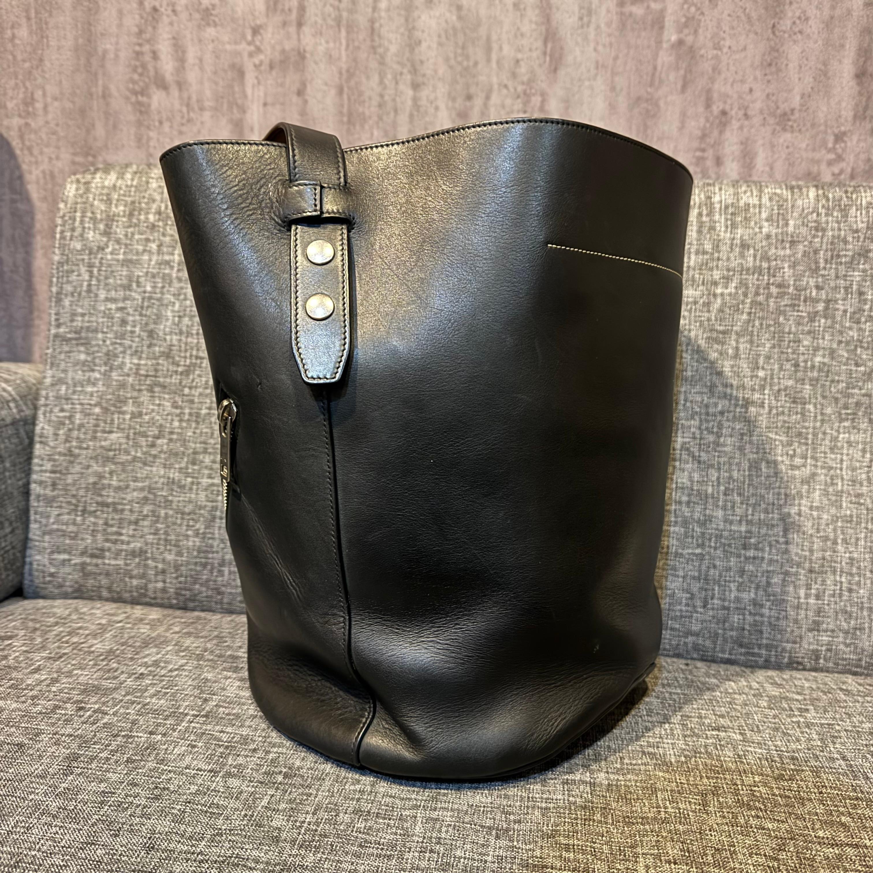 Celine - Phoebe Philo - Sac à dos en cuir noir pour motards en vente 8