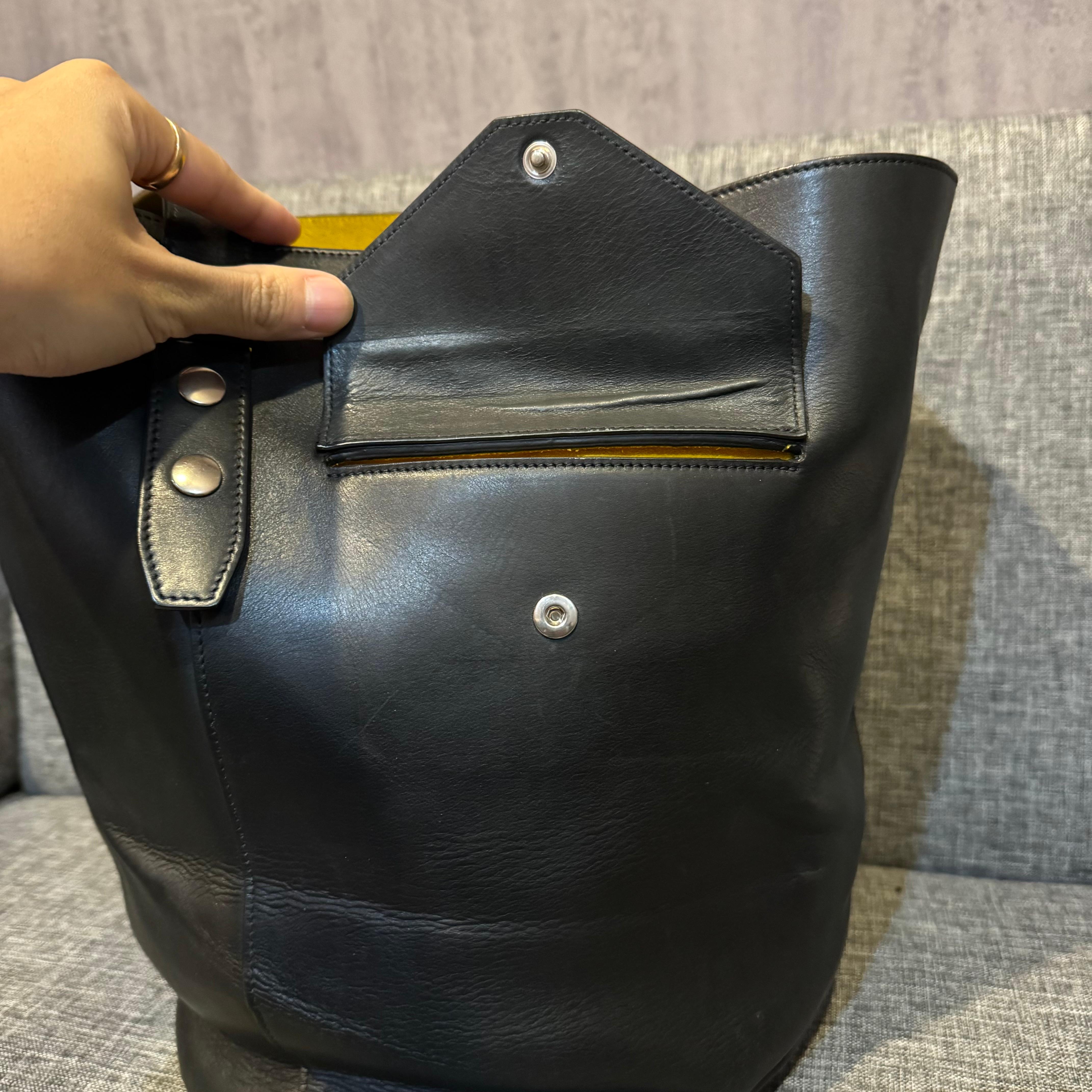 Celine - Phoebe Philo - Sac à dos en cuir noir pour motards en vente 3