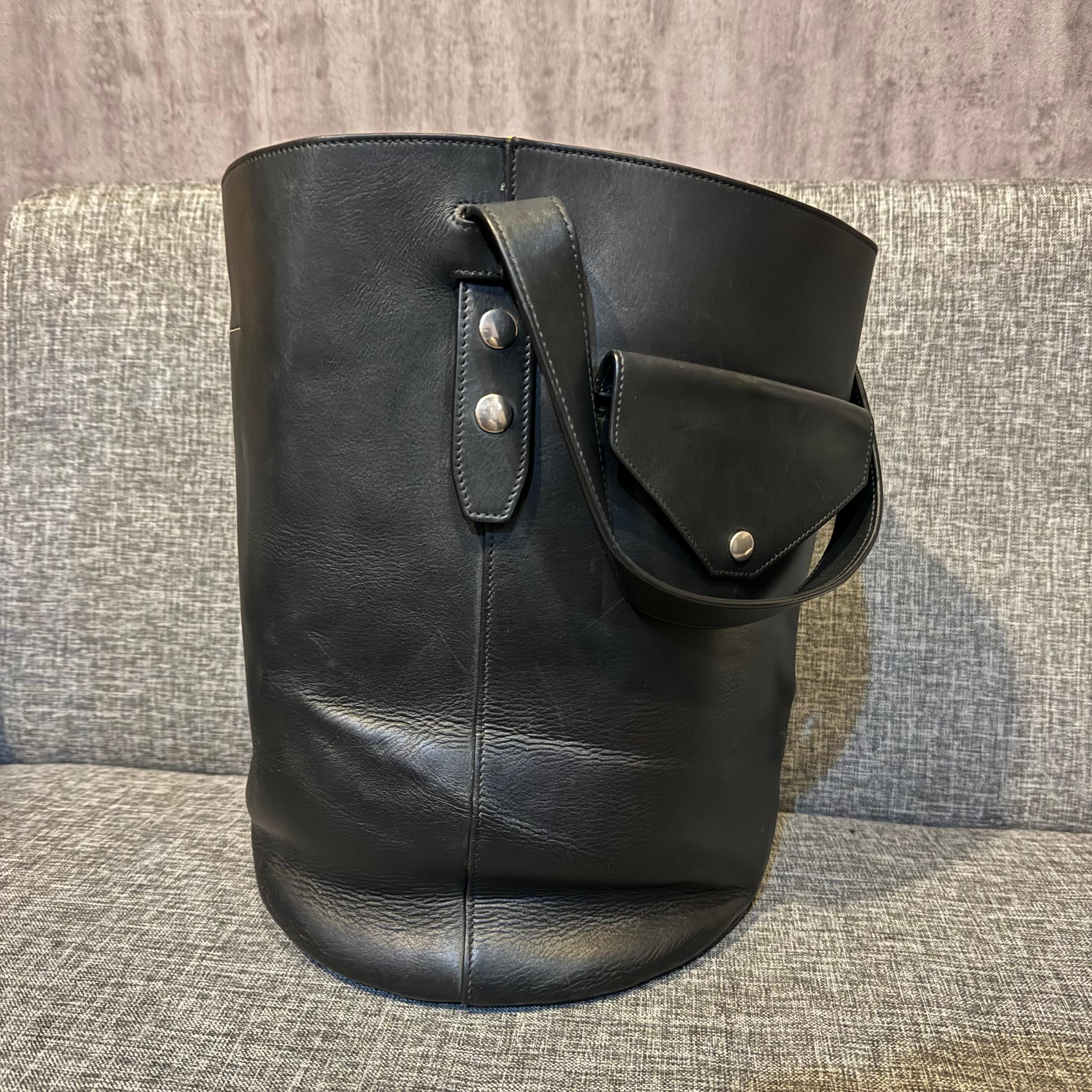 Celine - Phoebe Philo - Sac à dos en cuir noir pour motards en vente 4