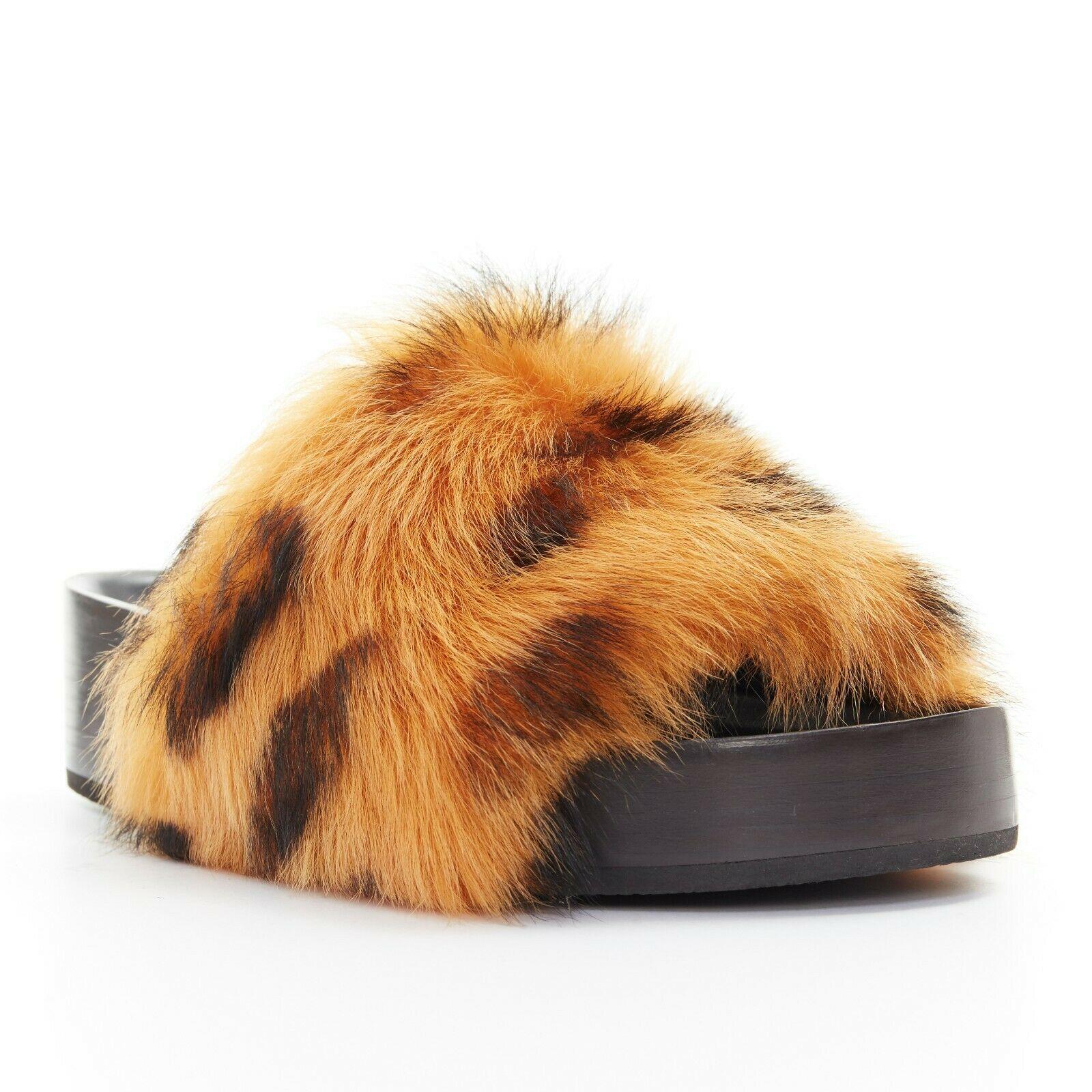 CELINE PHOEBE PHILO Boxy leopard print faux fur open toe chunky slide EU37

CELINE BY PHOEBE PHILO
Boxy flat. Brown and black leopard spot faux fur strap. Dark brown double stacked leather outsole. Moulded footbed. Slide sandals. Made in