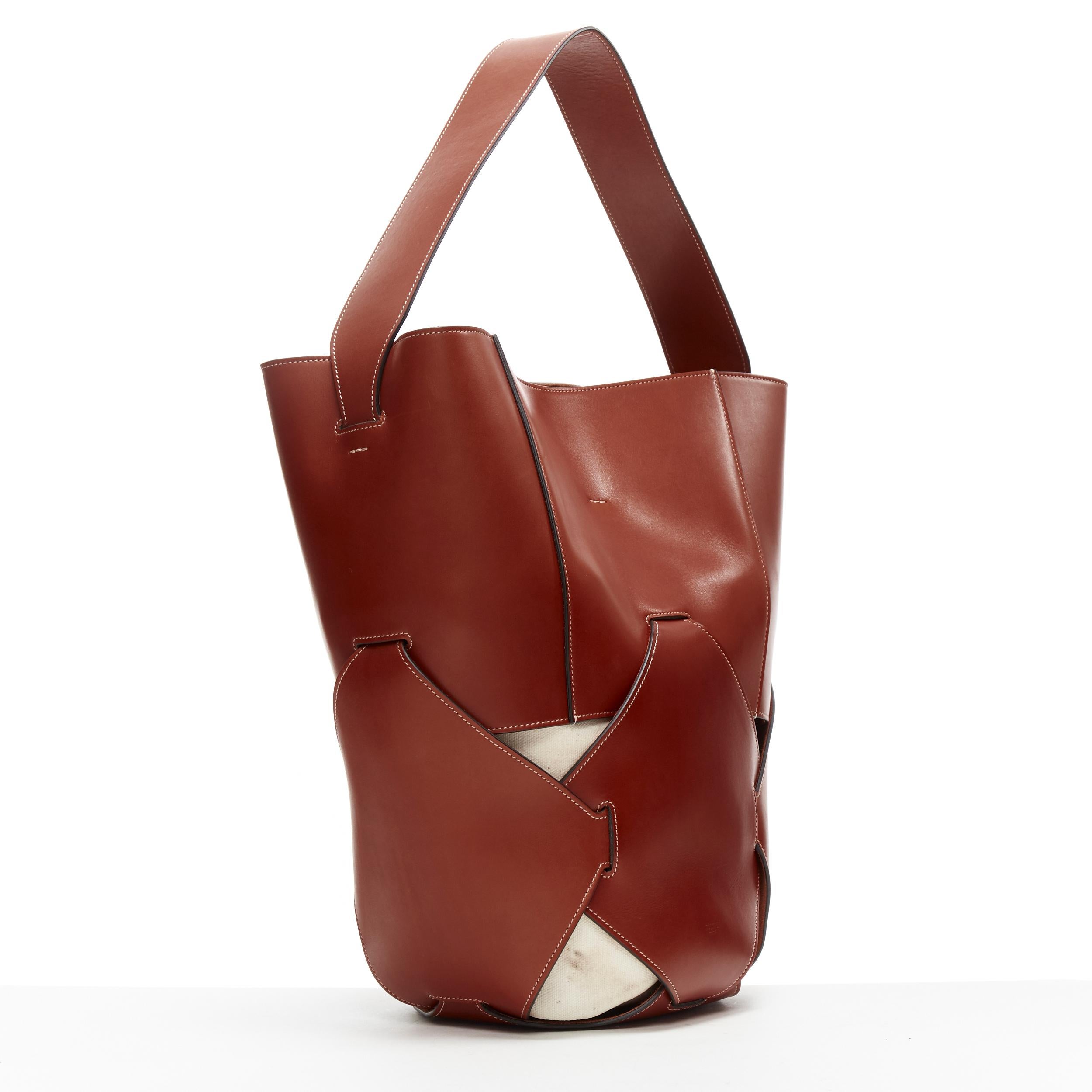 Marrone Celine Phoebe Philo è una borsa a tracolla in pelle di vitello marrone con base in tela intrecciata e foderata.
