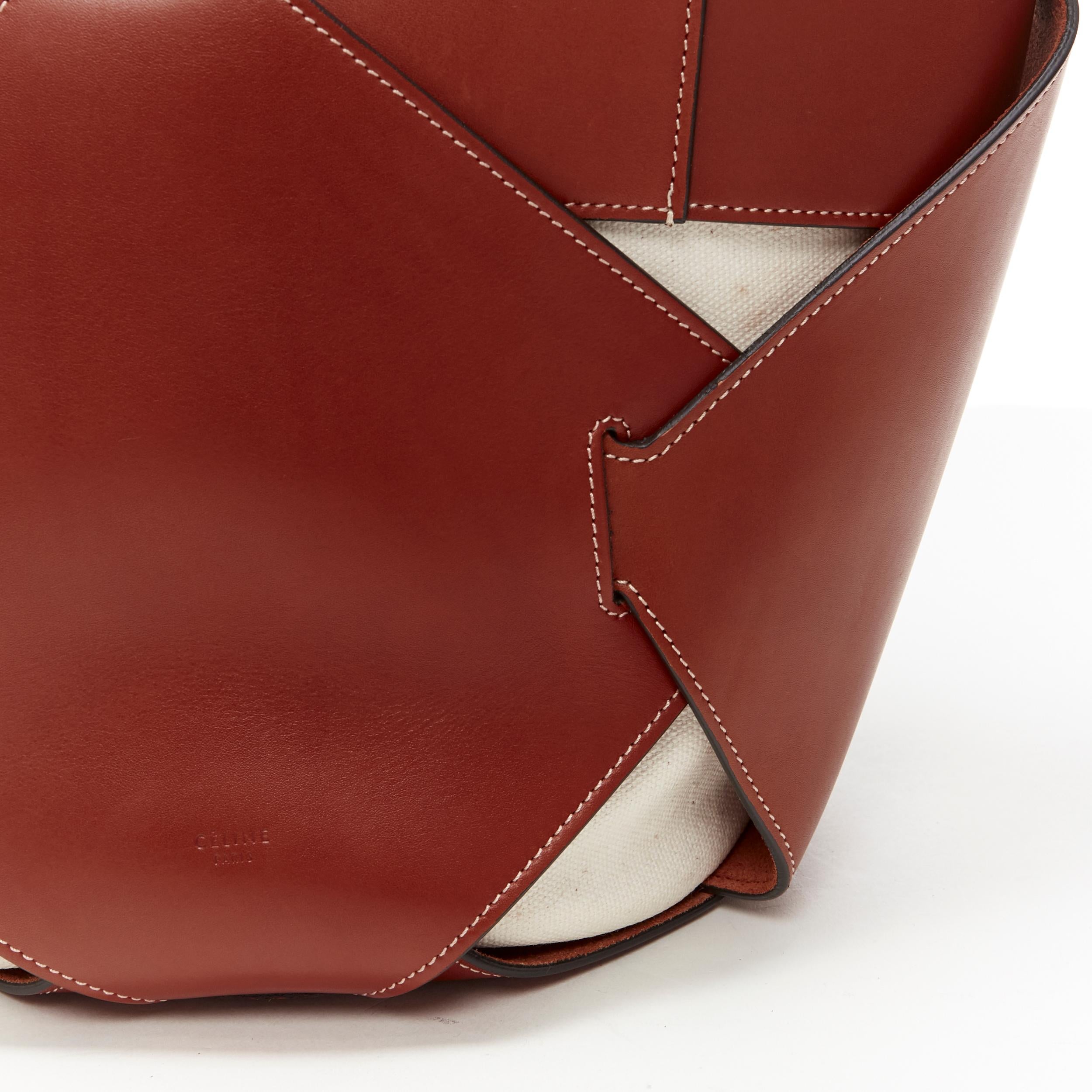 Celine Phoebe Philo è una borsa a tracolla in pelle di vitello marrone con base in tela intrecciata e foderata. 3