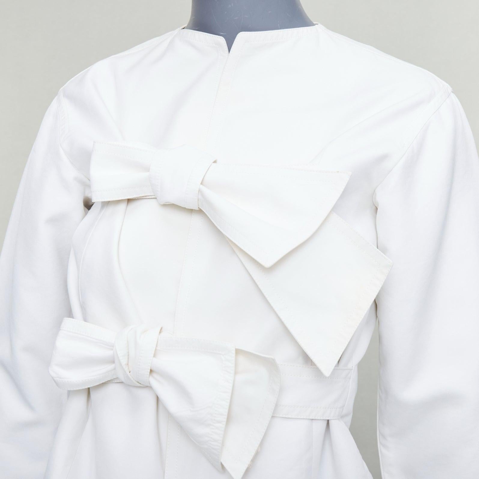 CELINE Phoebe Philo cream cotton silk tie front straight jacket FR36 S
Reference: JACG/A00238
Brand: Celine
Designer: Phoebe Philo
Material: Cotton, Silk
Color: Cream
Pattern: Solid
Closure: Self Tie
Lining: Cream Fabric
Made in: