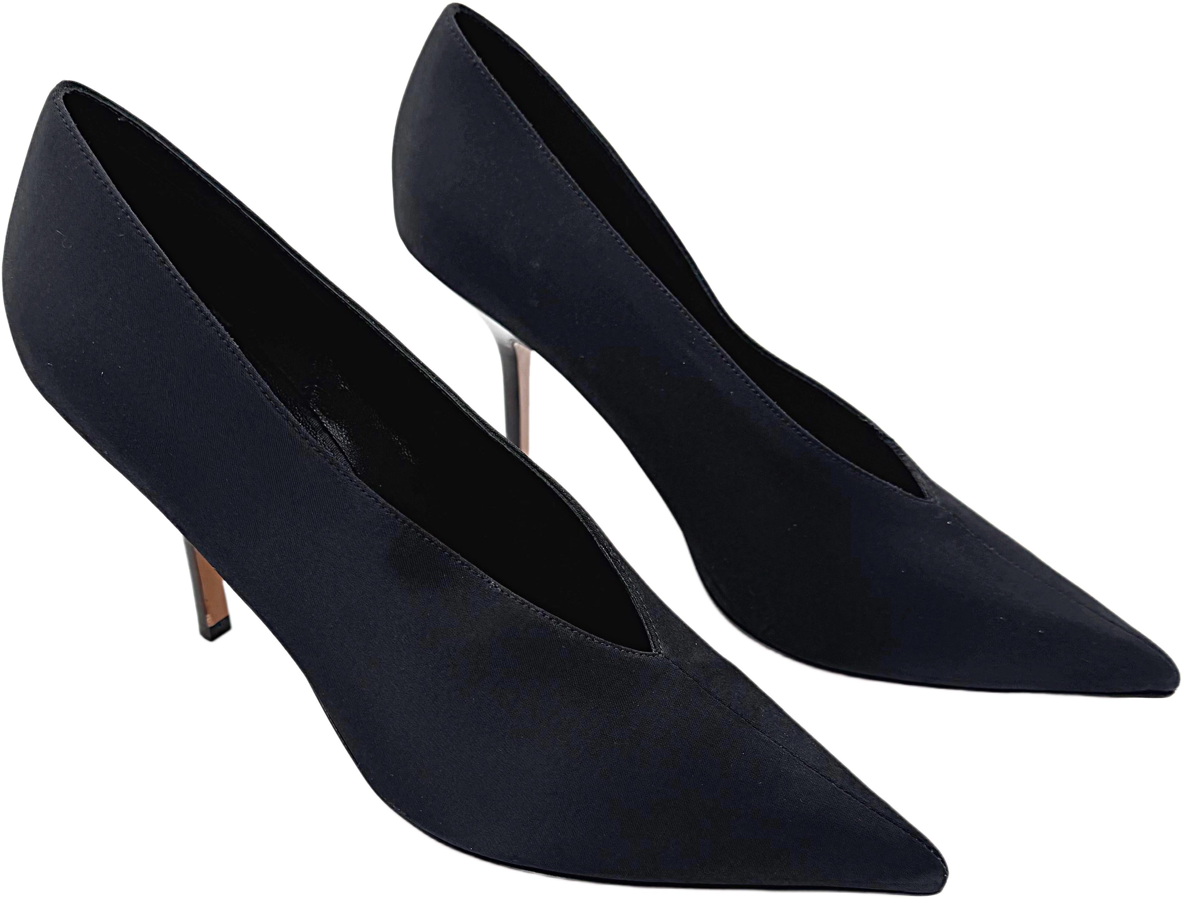 Celine Phoebe Philo Fall 2016 38.5 V-Neck Black Silk Pointy Toe High Heels Shoes In Excellent Condition For Sale In San Diego, CA