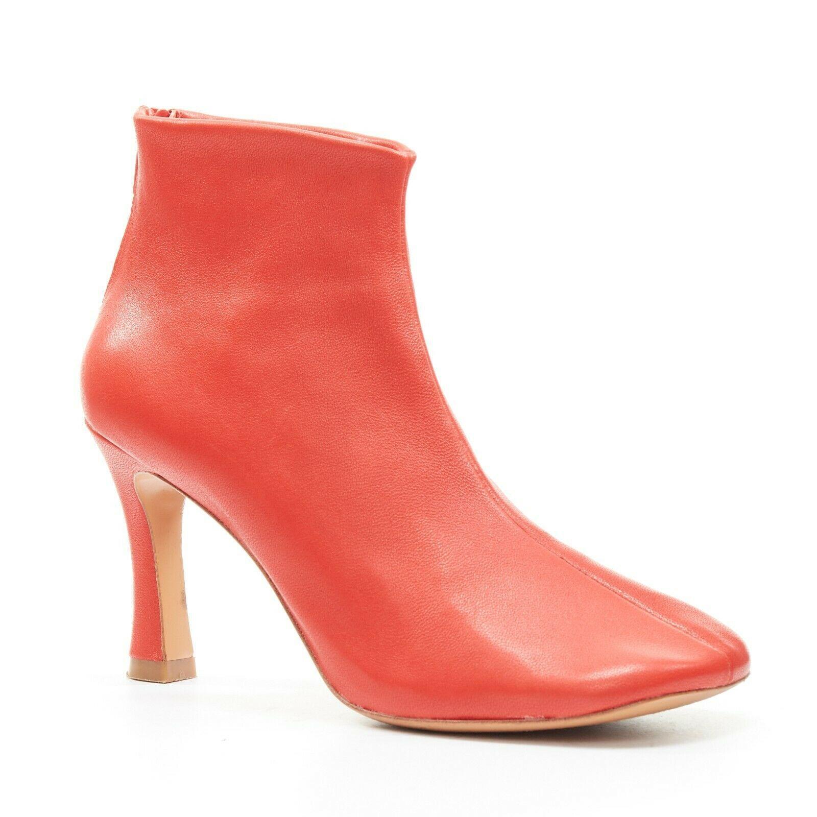 CELINE PHOEBE PHILO Glove 90 Fox Red soft leather square toe stretch bootie EU37

CELINE BY PHOEBE PHILOGlove 90 bootie. Fox red soft supple leather upper. Round toe. Tonal stitching. Curved chunky heel. Zip back closure. Ankle bootie. Made in