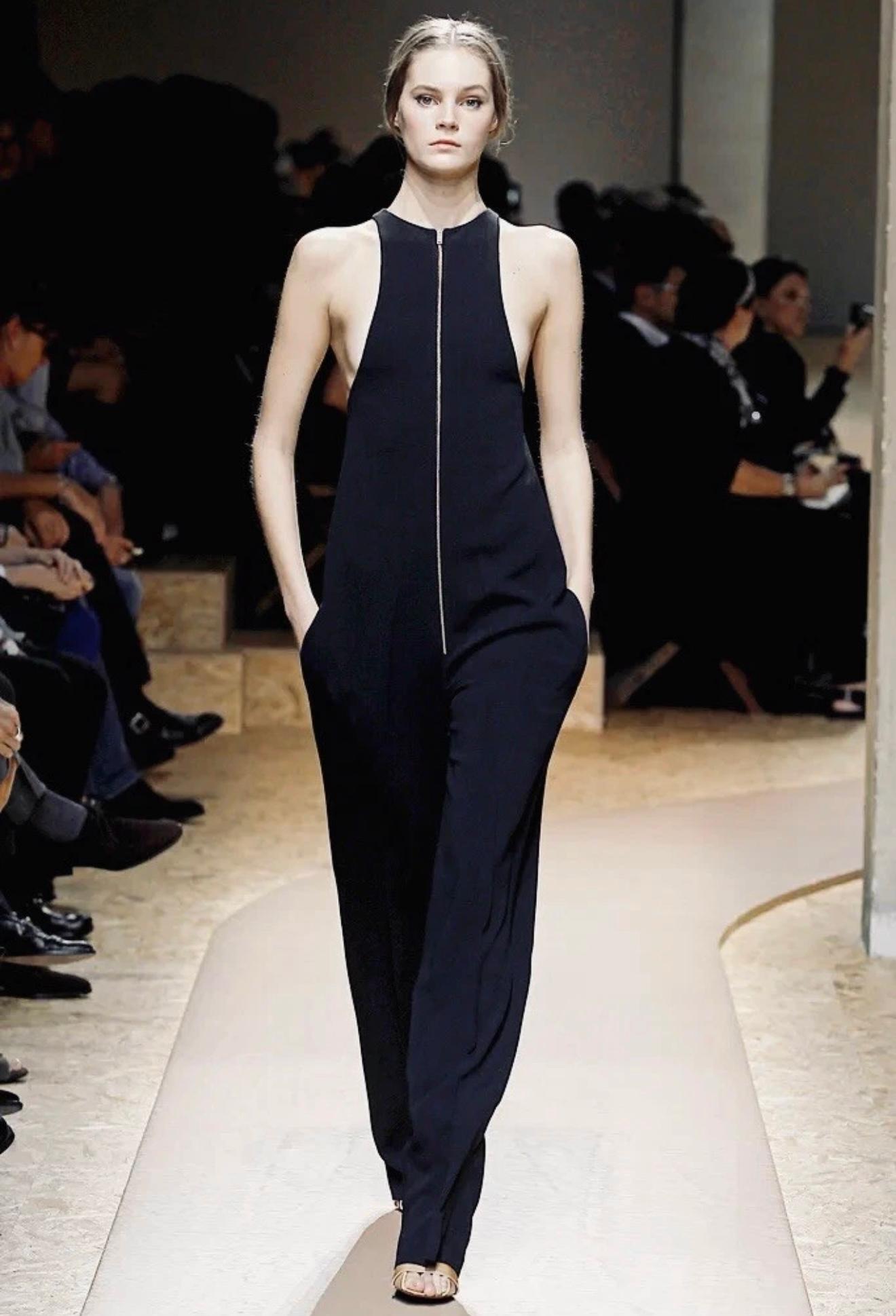 CELINE Phoebe Philo Iconic Passerella P/E 2011  Tuta in crepe nera con zip FR 34 in vendita 3