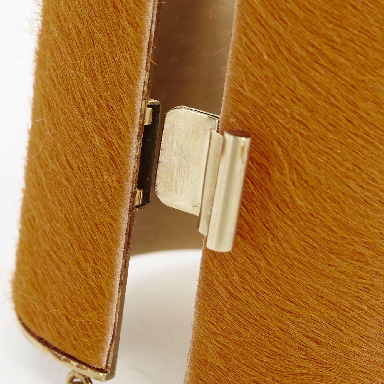 CELINE PHOEBE PHILO Manchette Edge orange pony hair gold metal cuff bangle S

CELINE BY PHOEBE PHILO
Céline Manchette Edge cuff . Gold hardware . Orange pony skin . Hinged closure and bracelet . Designer size S . Made in Italy

CONDITION
Excellent,