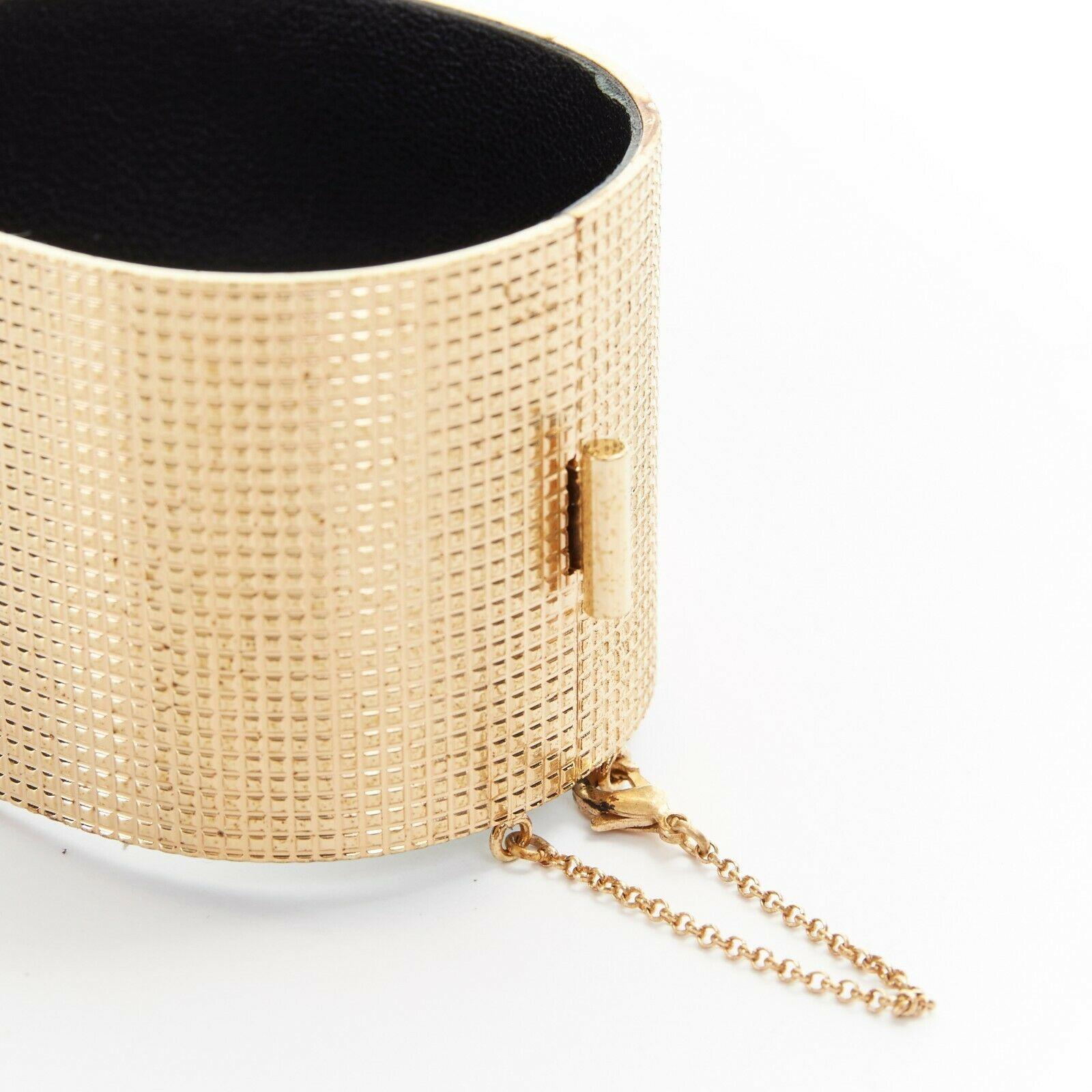 CELINE PHOEBE PHILO Manchette gold-tone grid textured bracelet cuff bangle

CELINE BY PHOEBE PHILO
Céline Manchette Edge cuff .
Gold hardware . Orange pony skin . Hinged closure and bracelet . Designer size S . Made in Italy

CONDITION
Excellent, no