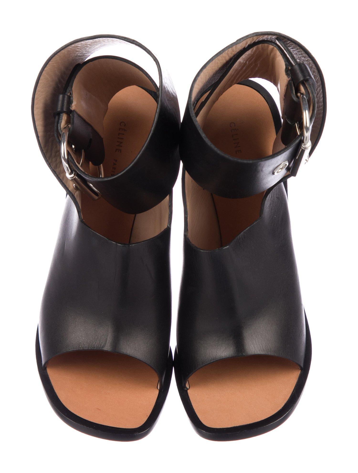 Celine Phoebe Philo NEW Black Leather Silver Ankle Buckle Sandals Chunky Heels

Size IT 36
Leather 
Silver tone hardware
Adjustable buckle closure
Made in Italy
Heel height 4