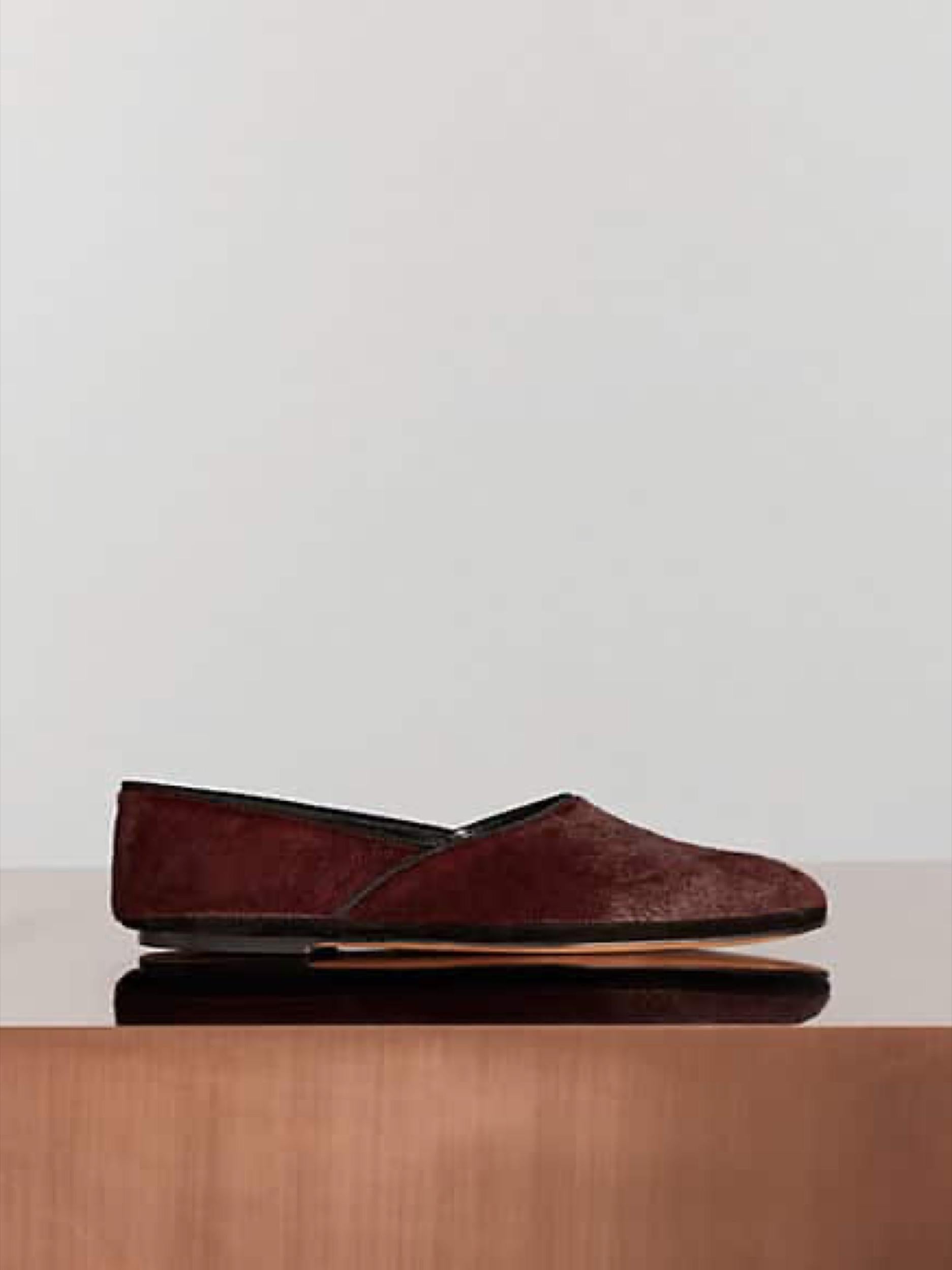 Size: 38, Fits Large (Céline from this era often runs large, you can take a full size down)
Insole: 10 inches
Heel: Flat
Composition:
Pony Hair, Leather
Details:
Burgundy / Deep Red Ponyhair, Black leather insole, soft sueded sole
Flexible and