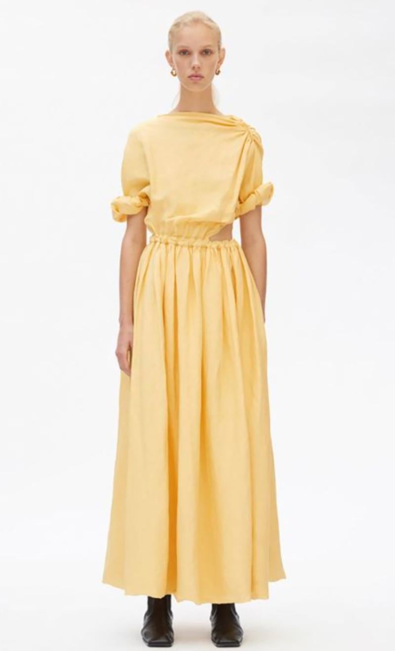 CELINE BY PHOEBE PHILO RESORT 2018 MAXI VESTIDO FRUNCIDO CON RECORTES EN LINO AMARILLO TALLA 38 FR

Vestido Celine by Phoebe Philo de viscosa de lino amarillo brillante de la colección Resort 2018. 
Escote barco alto fruncido con cintura fruncida