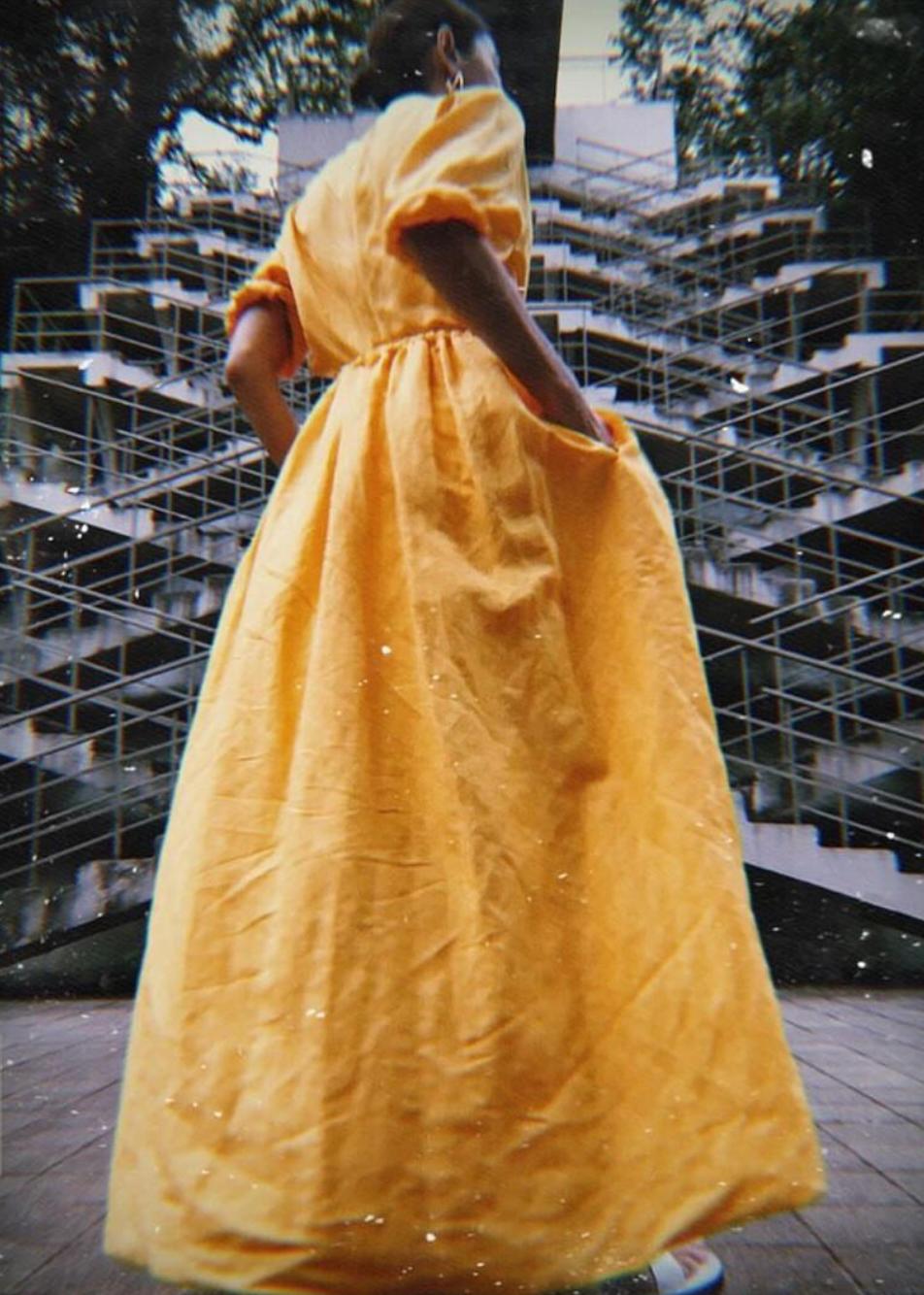 Maxivestido Celine Phoebe Philo Resort 2018 con aberturas en lino amarillo en venta 1