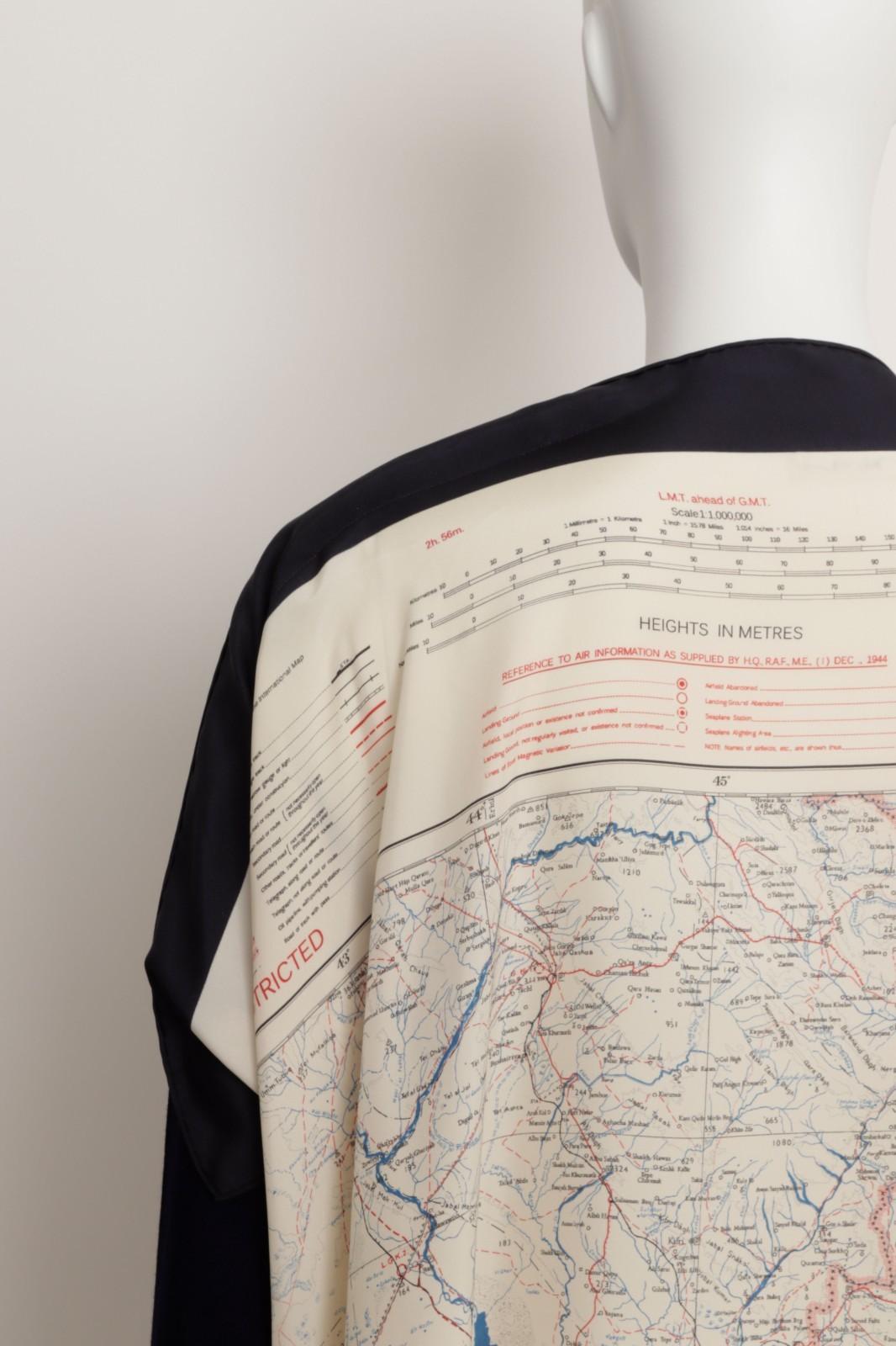 Celine Phoebe Philo Resort 2018 Navy V Neck Sweater Jumper Silk Map – Size Small im Angebot 5