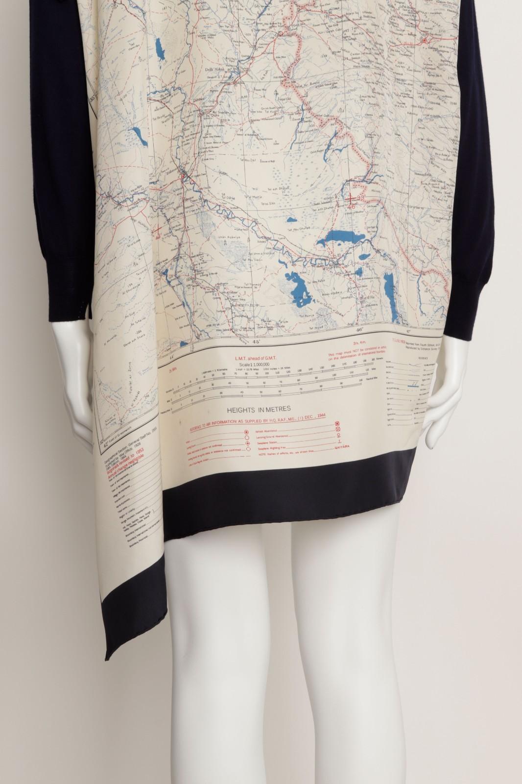 Celine Phoebe Philo Resort 2018 Navy V Neck Sweater Jumper Silk Map – Size Small im Angebot 7