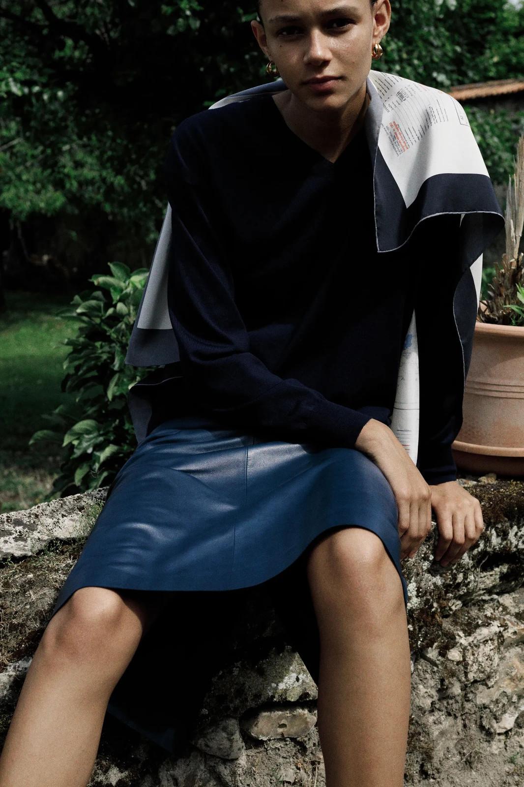 CELINE PHOEBE PHILO RESORT 2018 NAVY V NECK SWEATER WITH SILK MAP BACK SIZE SMALL

Celine by Phoebe Philo Resort 2018 v neck sweater in navy wool with long asymmetric map print back in ecru silk. 

In excellent as new condition. 
Collectable Phoebe