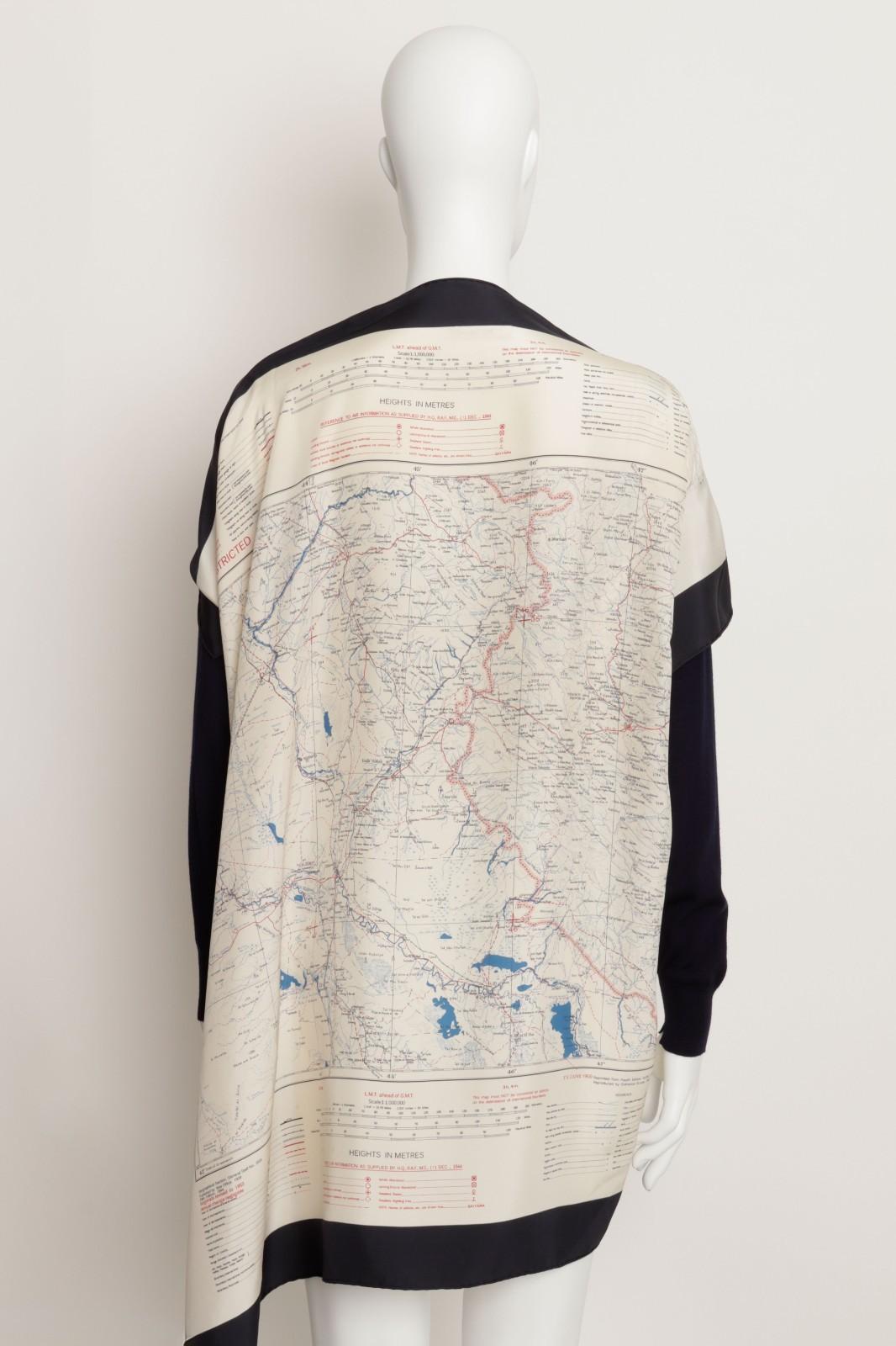 Celine Phoebe Philo Resort 2018 Navy V Neck Sweater Jumper Silk Map – Size Small im Angebot 2