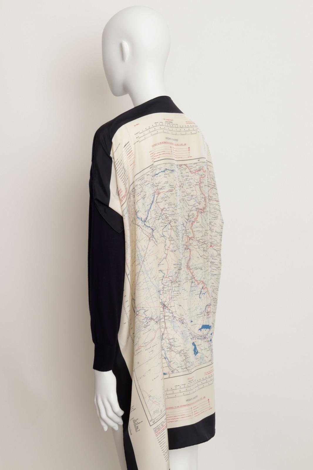 Celine Phoebe Philo Resort 2018 Navy V Neck Sweater Jumper Silk Map – Size Small im Angebot 4